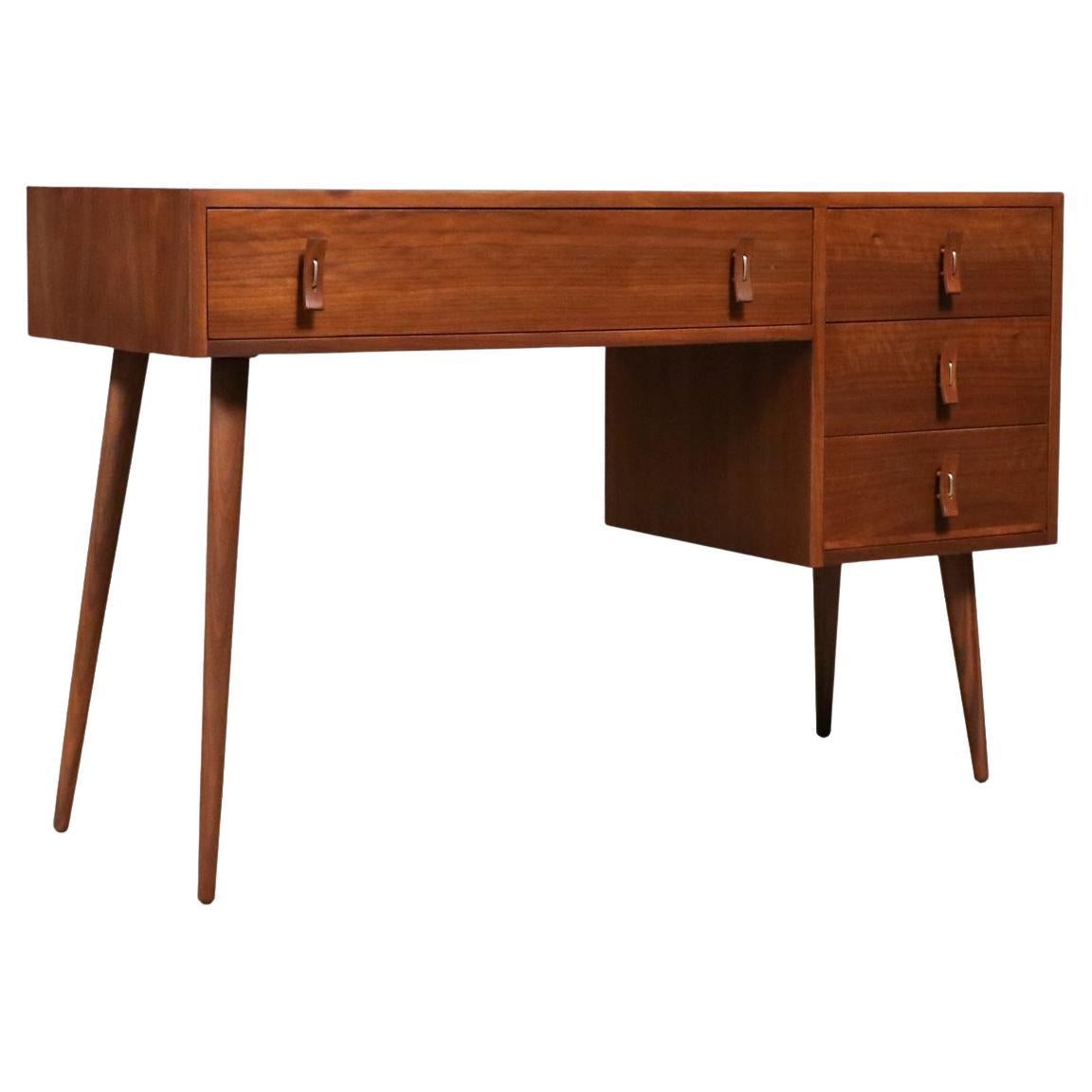 Expertly Restored - Stanley Young Walnut Writing Desk for Glenn of California im Angebot