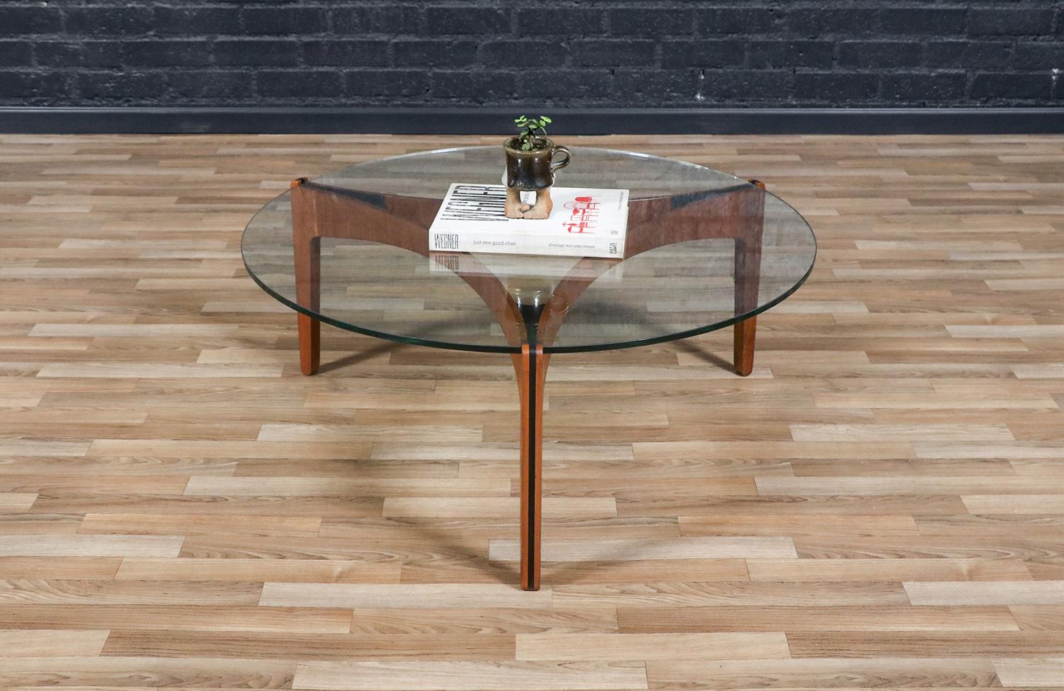 Expertly Restored - Sven Ellekaer Model-104 Coffee Table for Christian Linneberg In Excellent Condition For Sale In Los Angeles, CA