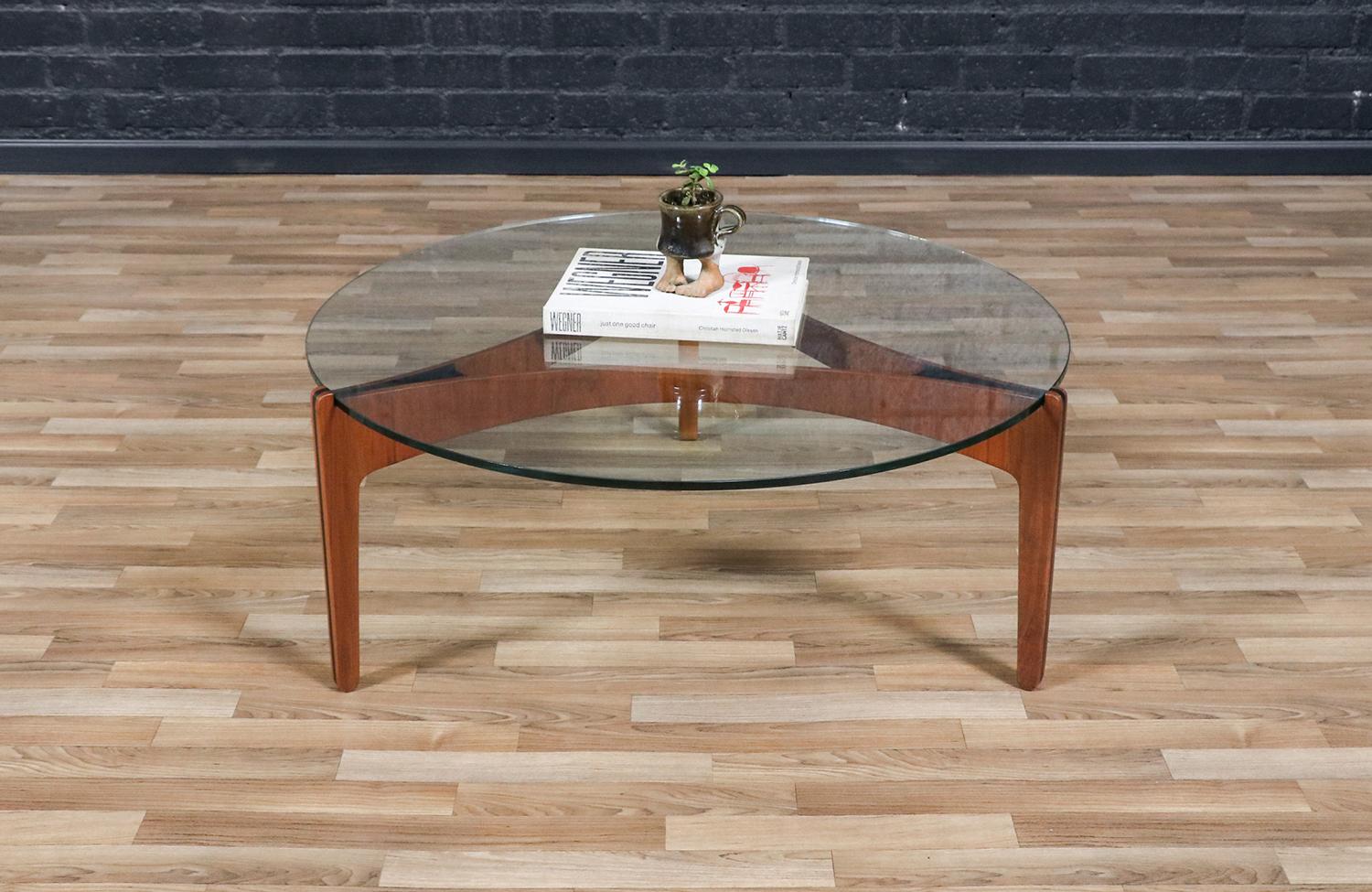 Mid-20th Century Expertly Restored - Sven Ellekaer Model-104 Coffee Table for Christian Linneberg For Sale