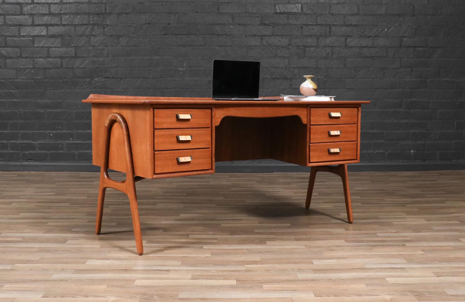 Die Umgestaltung eines Mid-Century Modern-Möbels ist wie die Wiederbelebung der Geschichte, und wir gehen diese Reise mit Leidenschaft und Präzision an. Mit mehr als 17 Jahren handwerklicher Erfahrung ist unser Studio in Los Angeles ein Ort, an dem