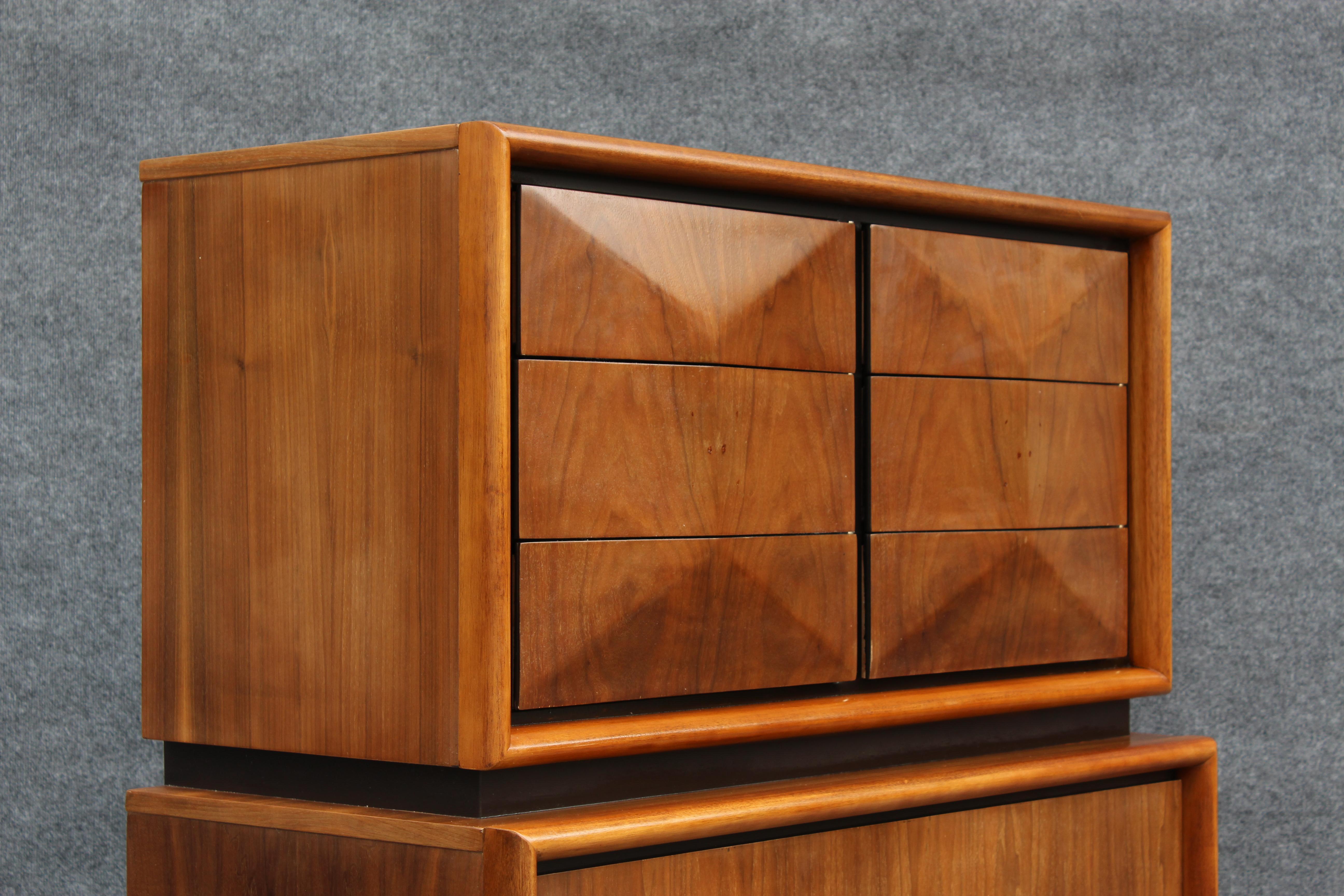 Expertisch restaurierte, hohe United Furniture-Kommode aus gekälktem Nussbaumholz mit Diamanten, 1960er Jahre (Walnuss) im Angebot