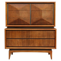 Expertisch restaurierte, hohe United Furniture-Kommode aus gekälktem Nussbaumholz mit Diamanten, 1960er Jahre