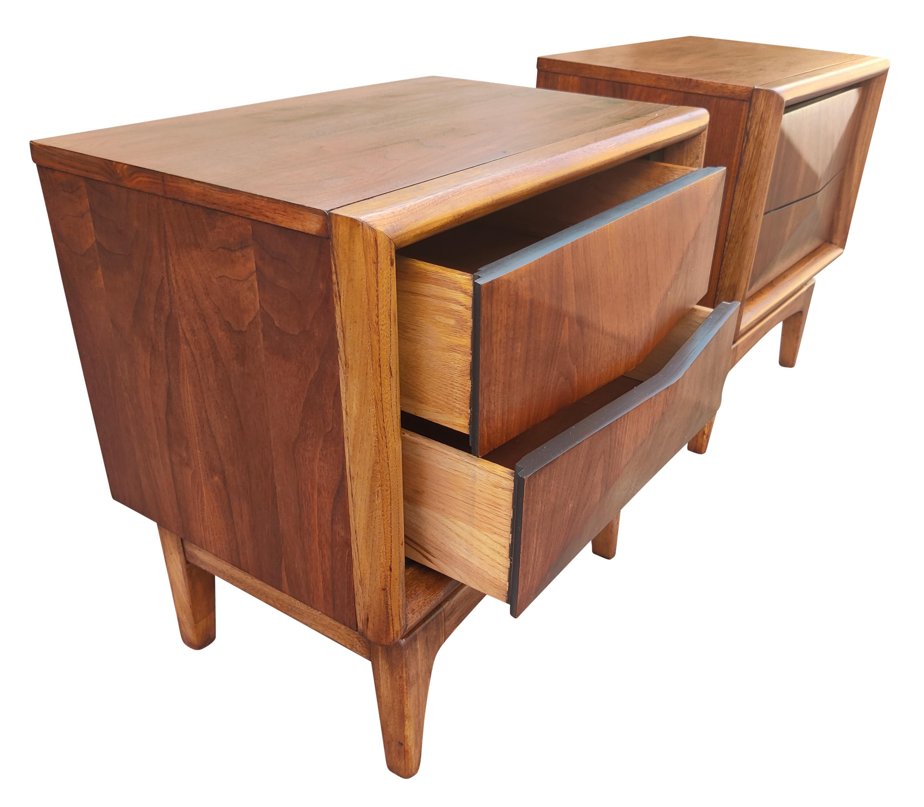 Ein Paar fachmännisch restaurierte United Furniture Nachttische aus Walnussholz mit Diamanten, Mcm 1960er Jahre 3