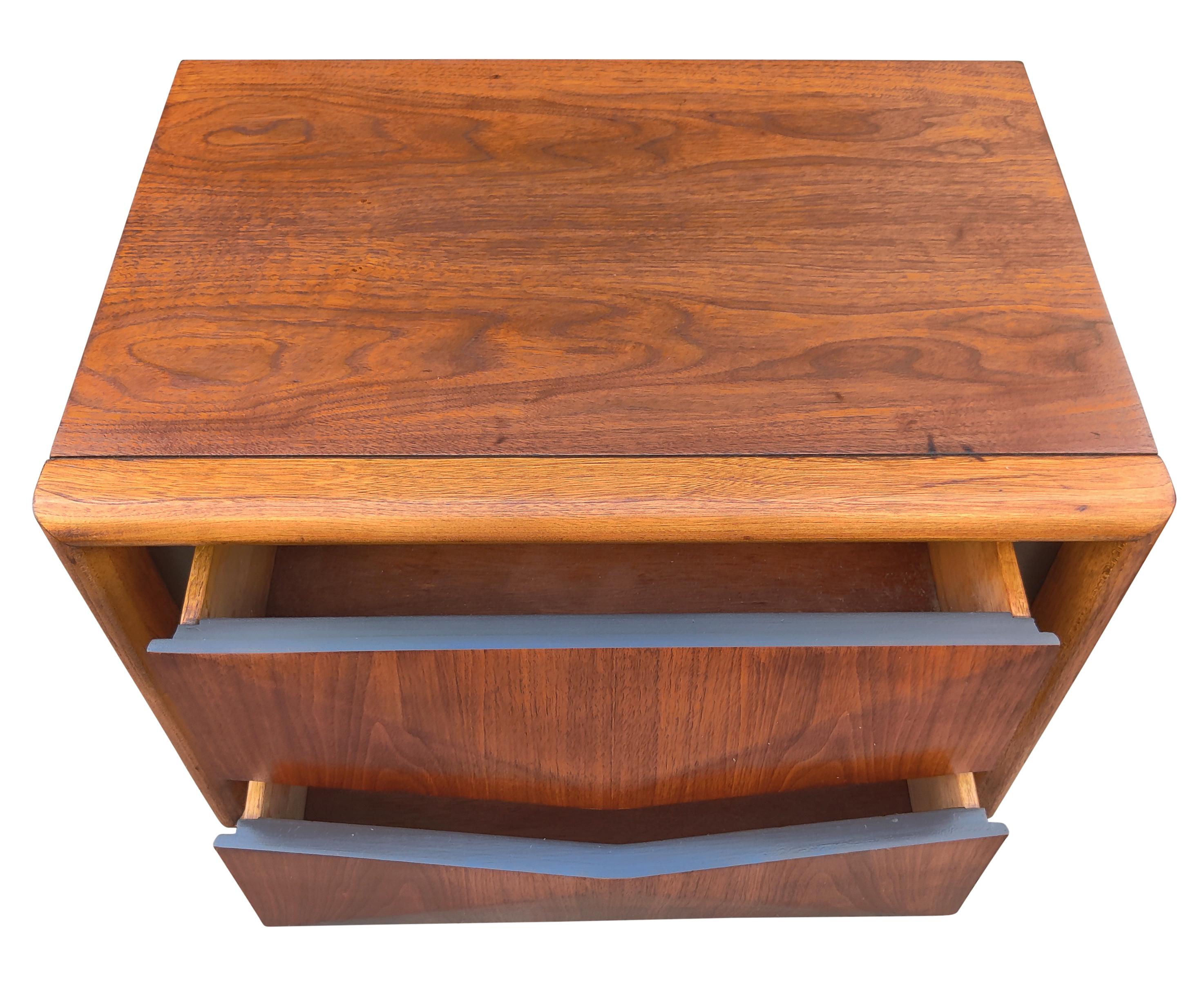 Ein Paar fachmännisch restaurierte United Furniture Nachttische aus Walnussholz mit Diamanten, Mcm 1960er Jahre 4