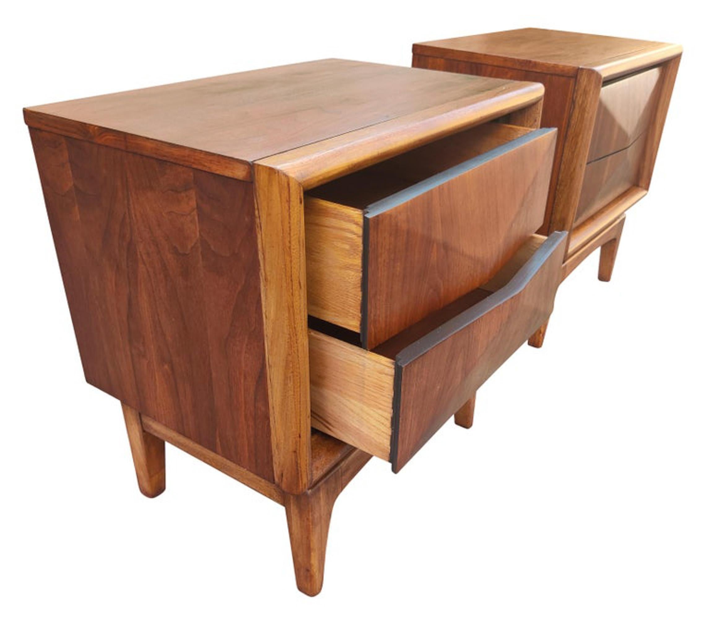 Comodini United Furniture in noce con coppia di diamanti MCM 1960 sapientemente restaurati in vendita 3