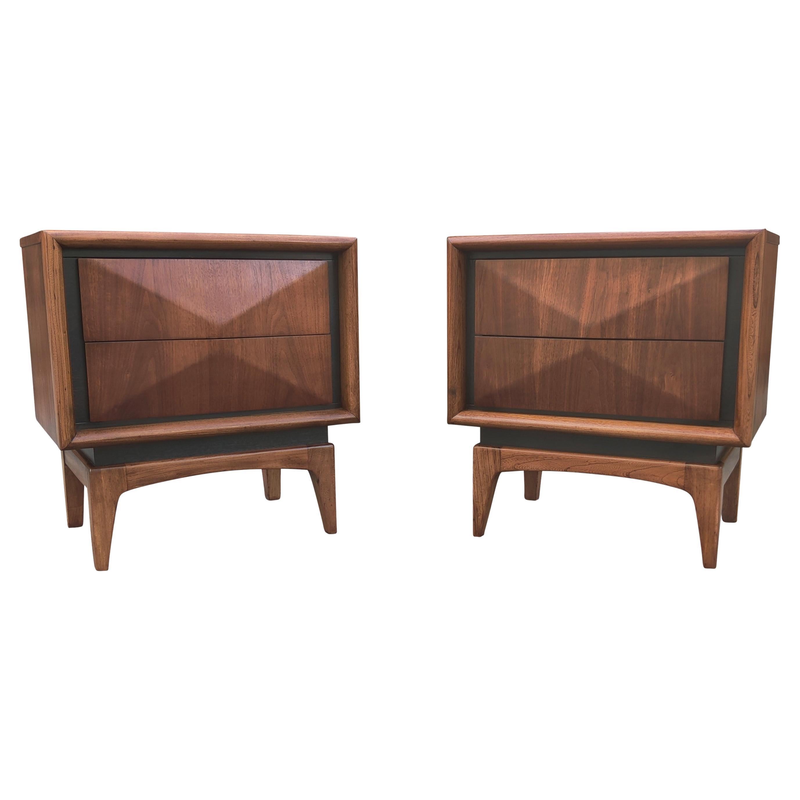 Beschreibung: Mid-Century Modern United Furniture Company Jahrgang ca. 1960er Jahre, Paar Nachttische oder End-Tische. Ein schönes Beispiel für amerikanisches Retro-Möbeldesign. Solide Konstruktion ohne Spanplatten. Walnussholzfurnier über