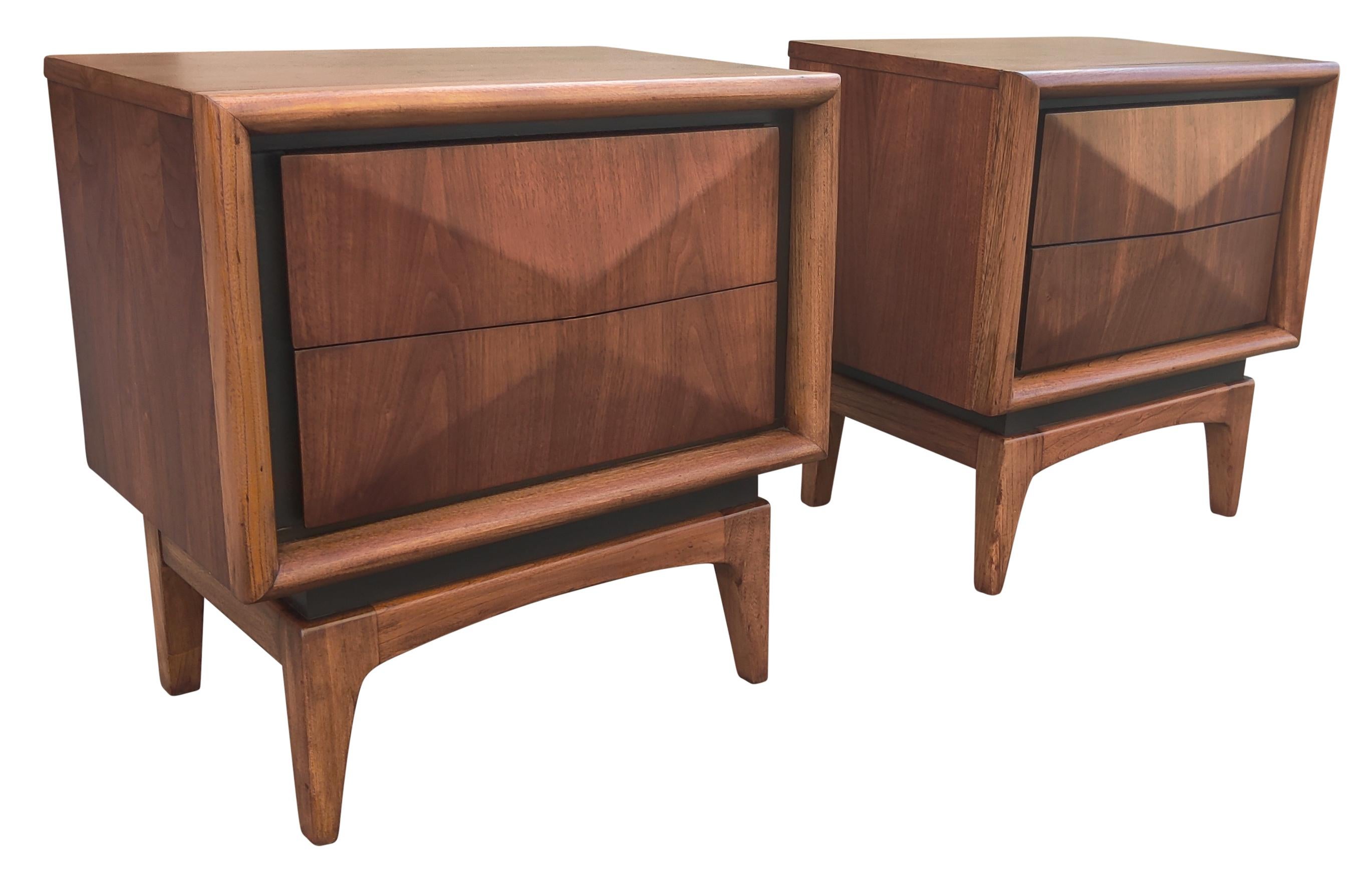 Ein Paar fachmännisch restaurierte United Furniture Nachttische aus Walnussholz mit Diamanten, Mcm 1960er Jahre (Moderne der Mitte des Jahrhunderts)