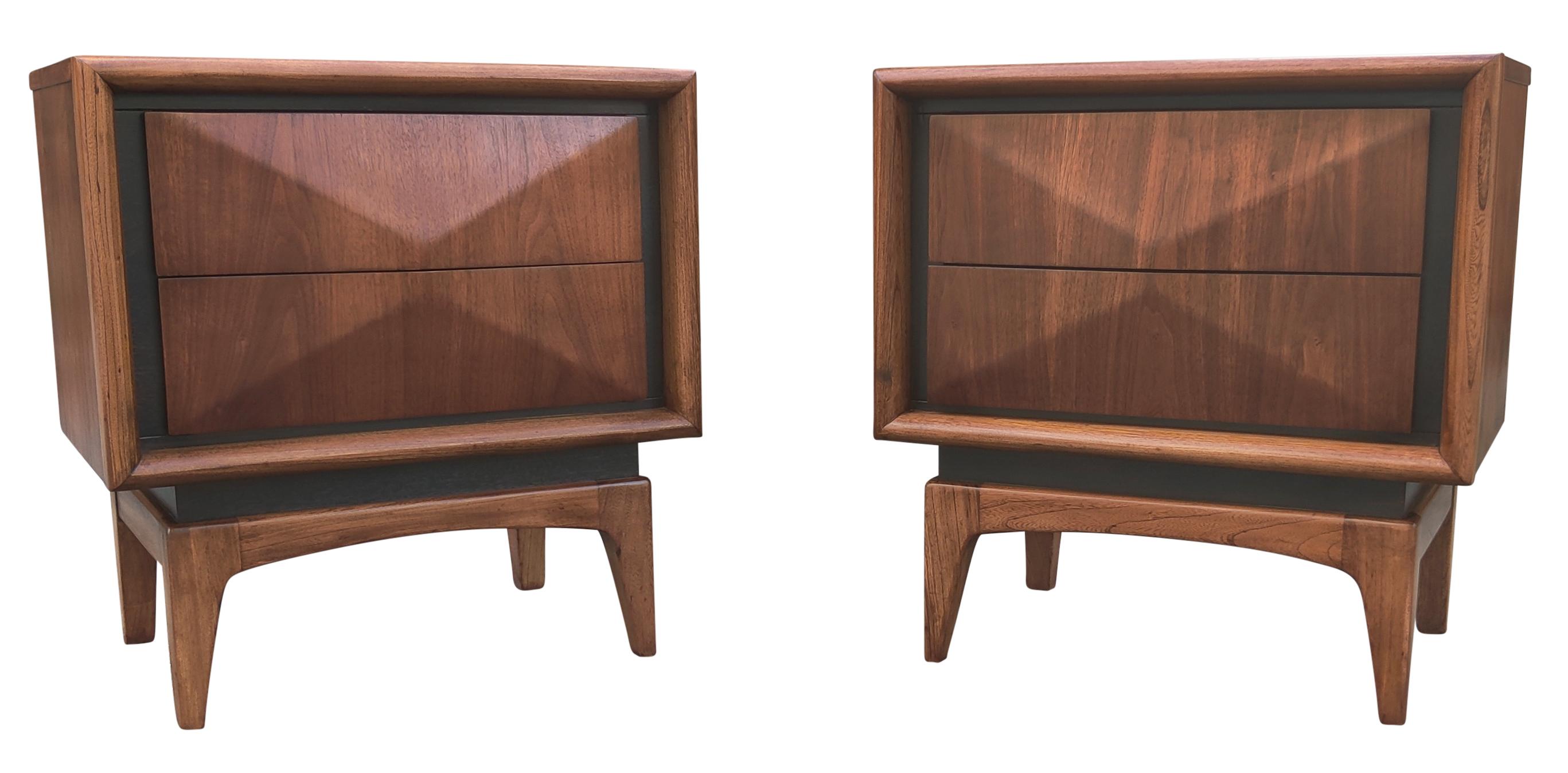 Ein Paar fachmännisch restaurierte United Furniture Nachttische aus Walnussholz mit Diamanten, Mcm 1960er Jahre (amerikanisch)