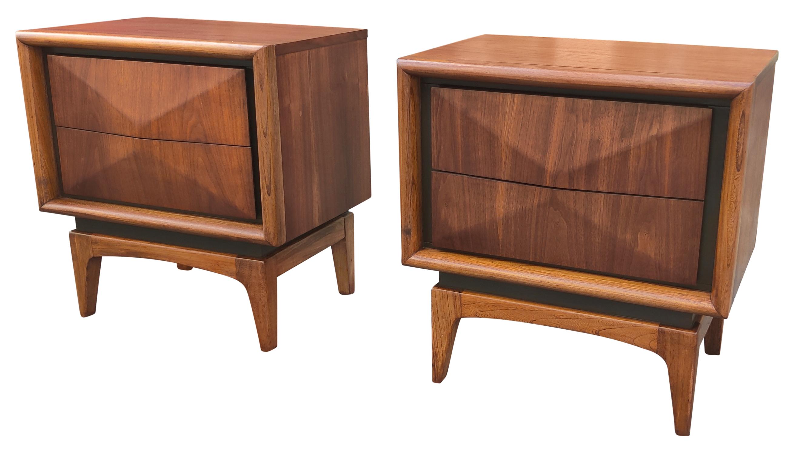 Ein Paar fachmännisch restaurierte United Furniture Nachttische aus Walnussholz mit Diamanten, Mcm 1960er Jahre (Emailliert)