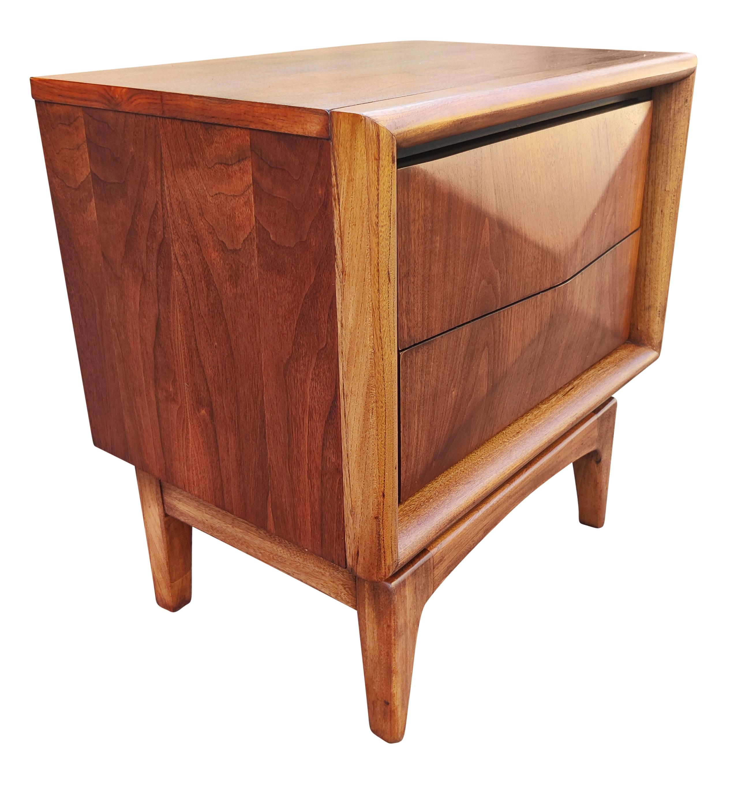 Ein Paar fachmännisch restaurierte United Furniture Nachttische aus Walnussholz mit Diamanten, Mcm 1960er Jahre im Zustand „Gut“ in Philadelphia, PA