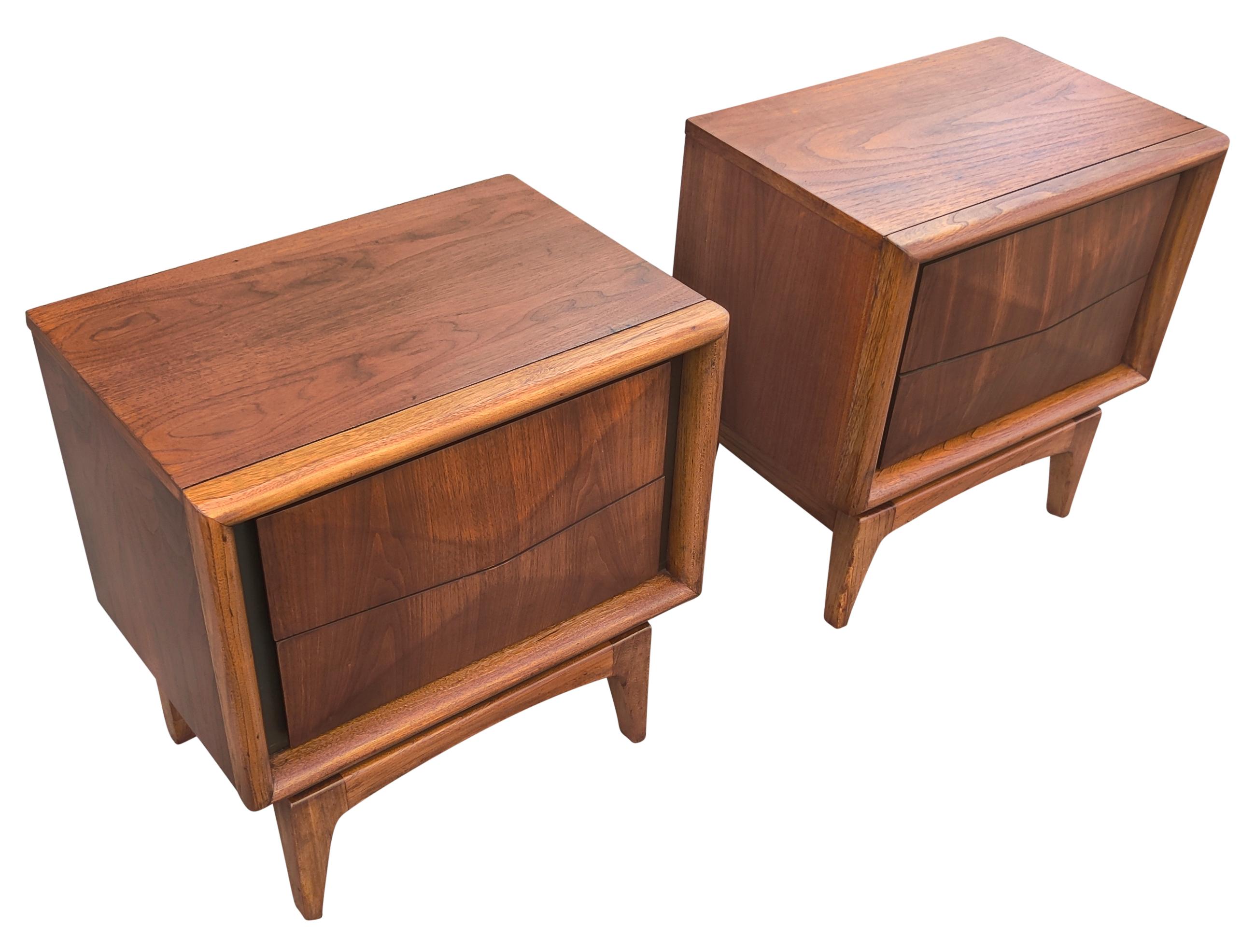 Ein Paar fachmännisch restaurierte United Furniture Nachttische aus Walnussholz mit Diamanten, Mcm 1960er Jahre 1