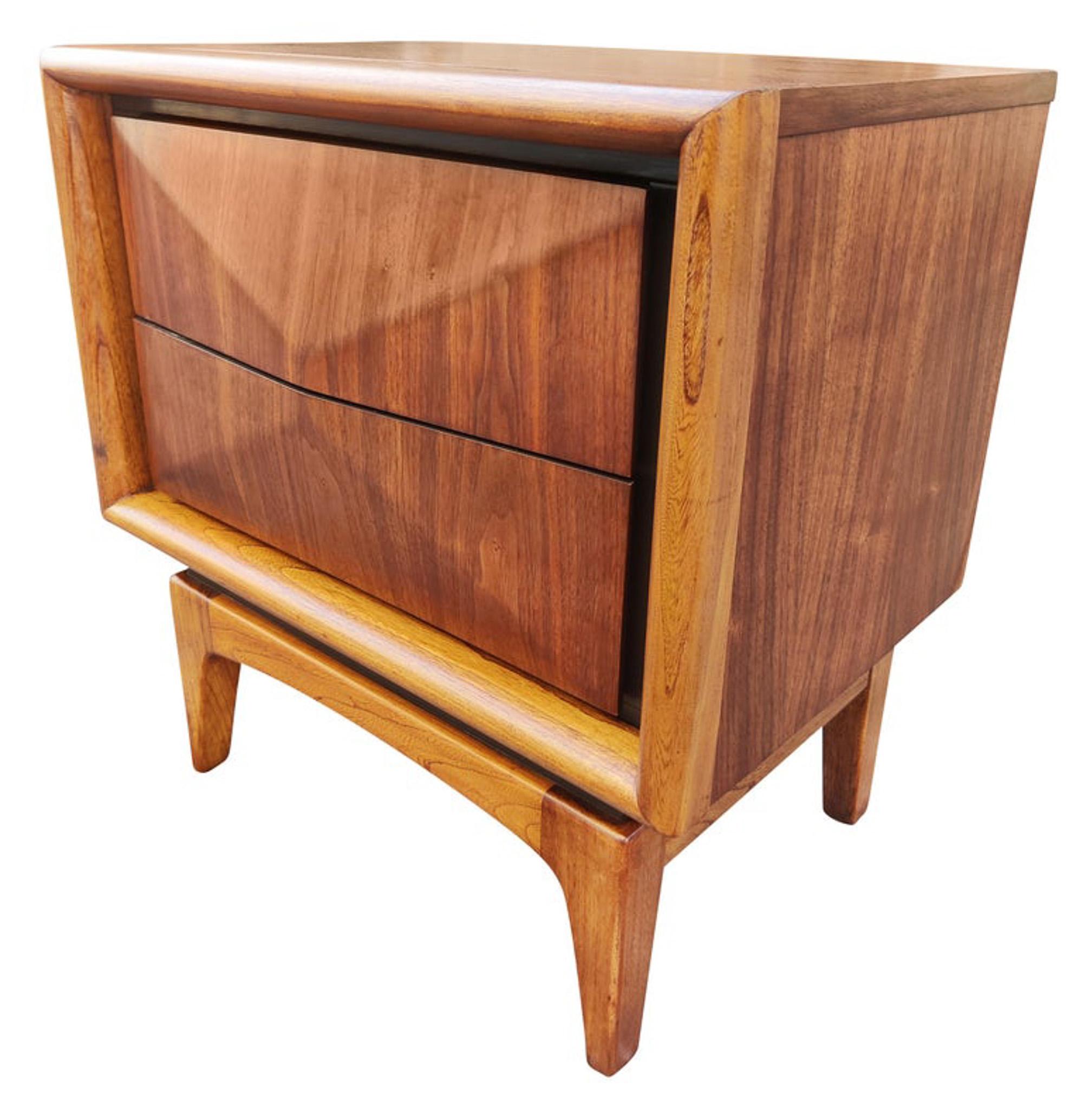 Noce Comodini United Furniture in noce con coppia di diamanti MCM 1960 sapientemente restaurati in vendita