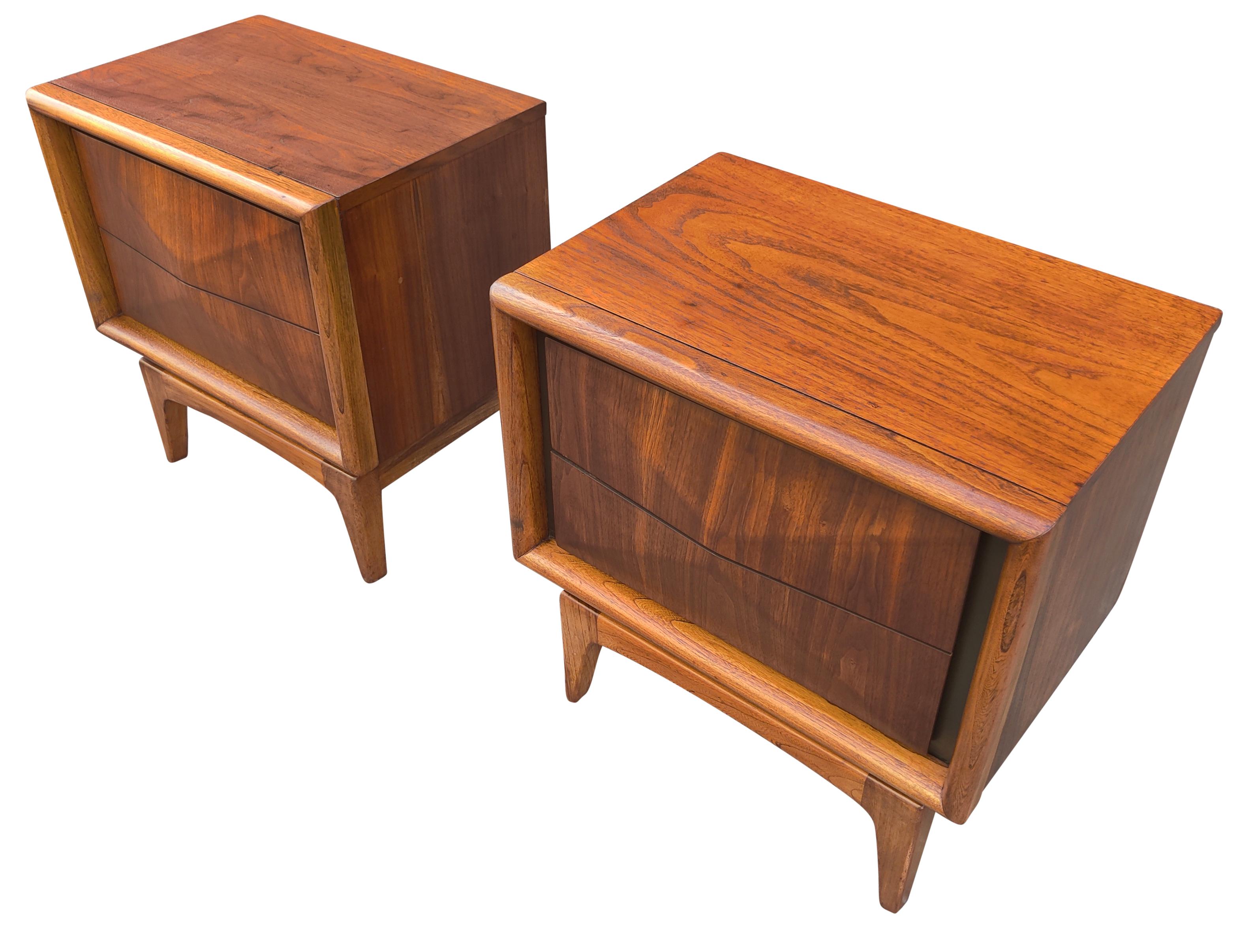 Ein Paar fachmännisch restaurierte United Furniture Nachttische aus Walnussholz mit Diamanten, Mcm 1960er Jahre 2