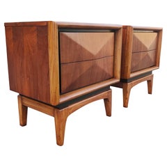 Comodini United Furniture in noce con coppia di diamanti MCM 1960 sapientemente restaurati