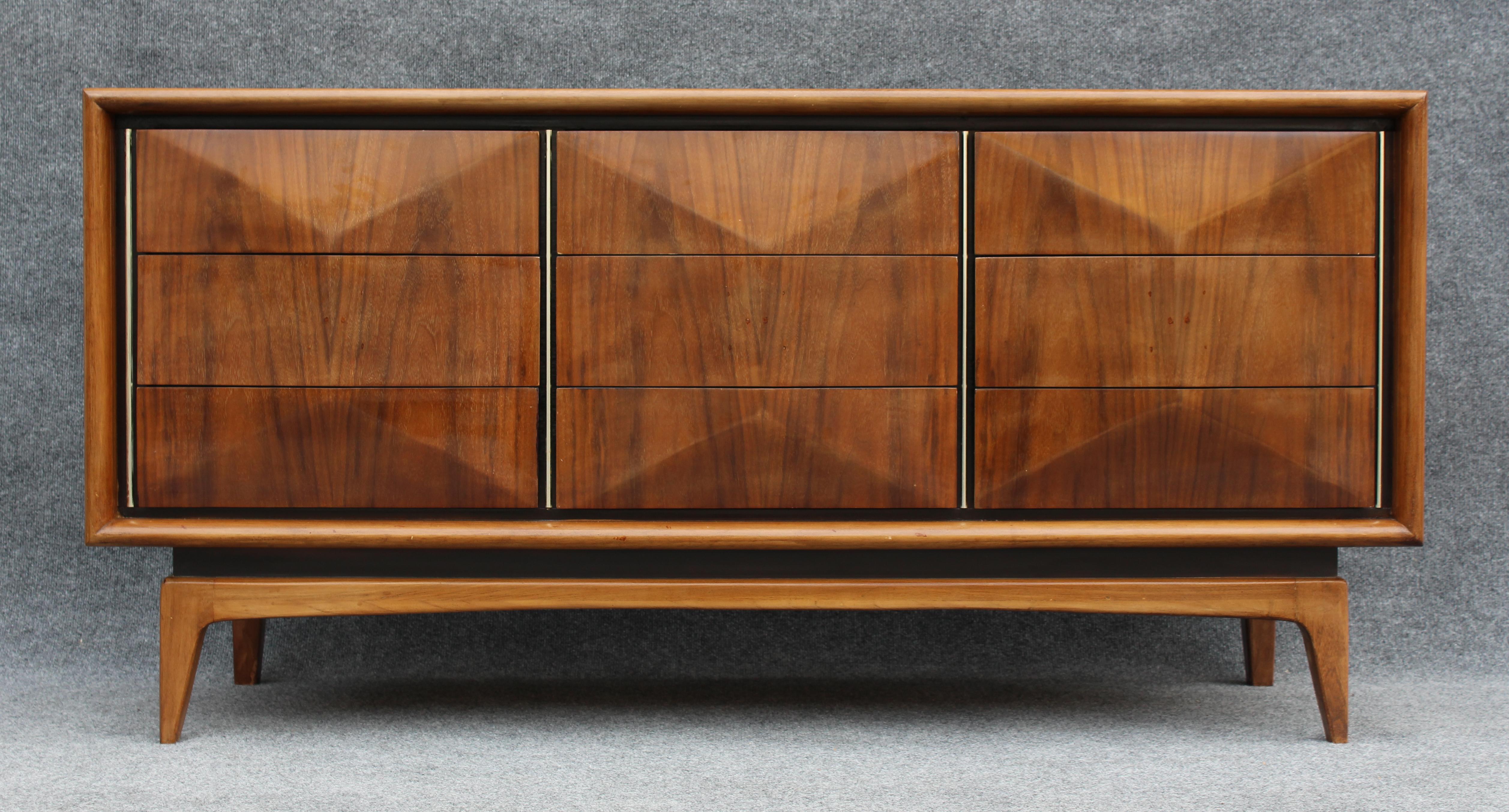 Die Mid-Century Modern united furniture company vintage circa 1950s nine-drawer triple dresser eignet sich gut für das Schlafzimmer, wie ursprünglich beabsichtigt, oder für das Wohnzimmer, das als Unterhaltungskonsole umfunktioniert wird. Das lange,