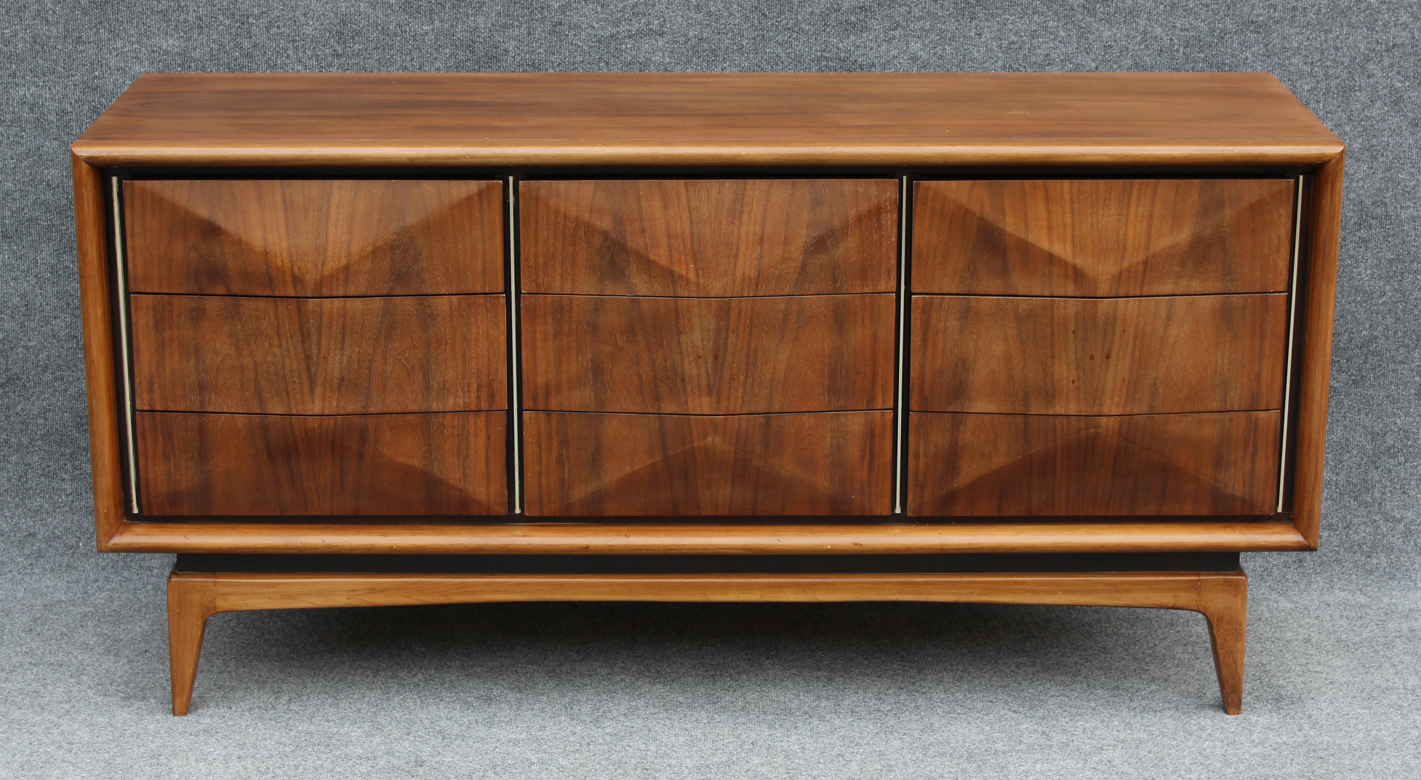 Mid-Century Modern United Furniture Expertly Restored Triple Dresser 9 tiroirs en noyer Diamond 1960s en vente