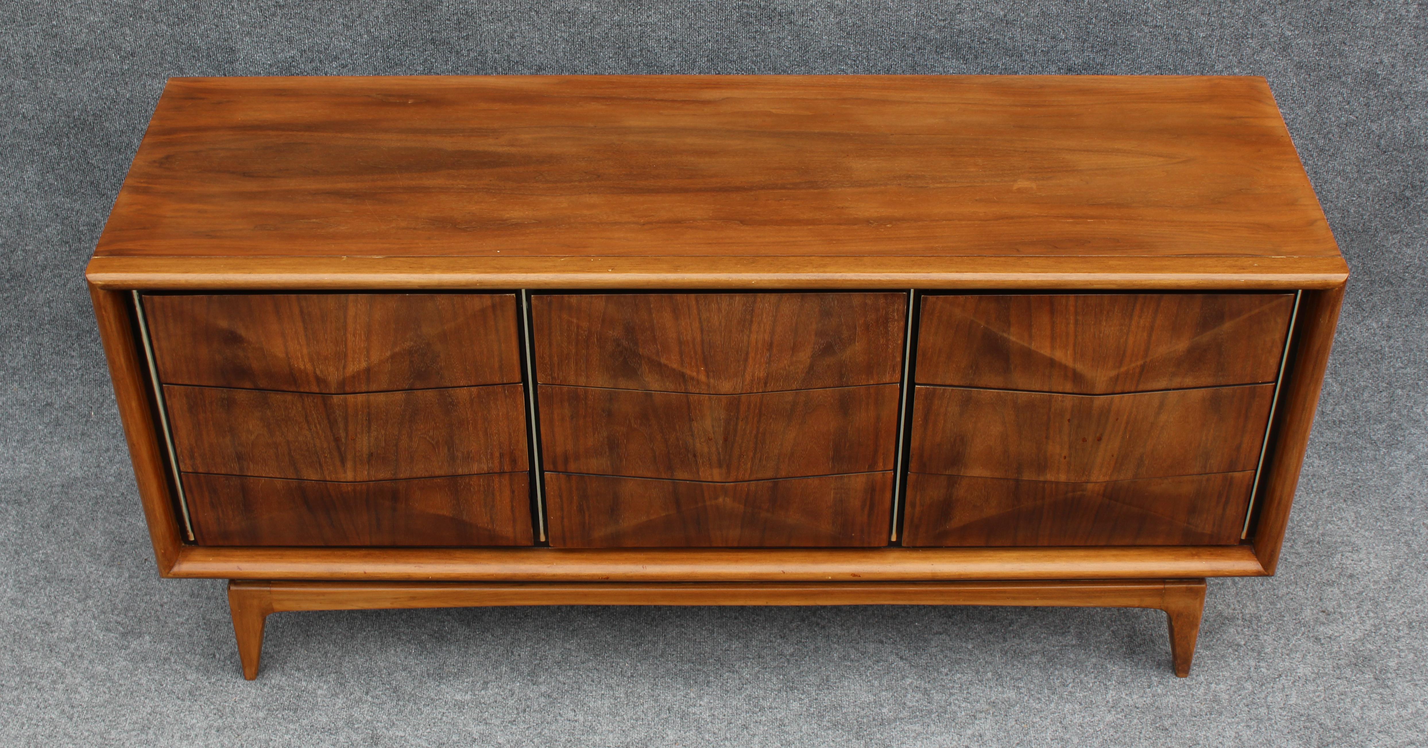 Expertisch restaurierte United Furniture Dreifach-Kommode aus Nussbaumholz mit 9 Schubladen, Diamanten, 1960er Jahre (amerikanisch) im Angebot