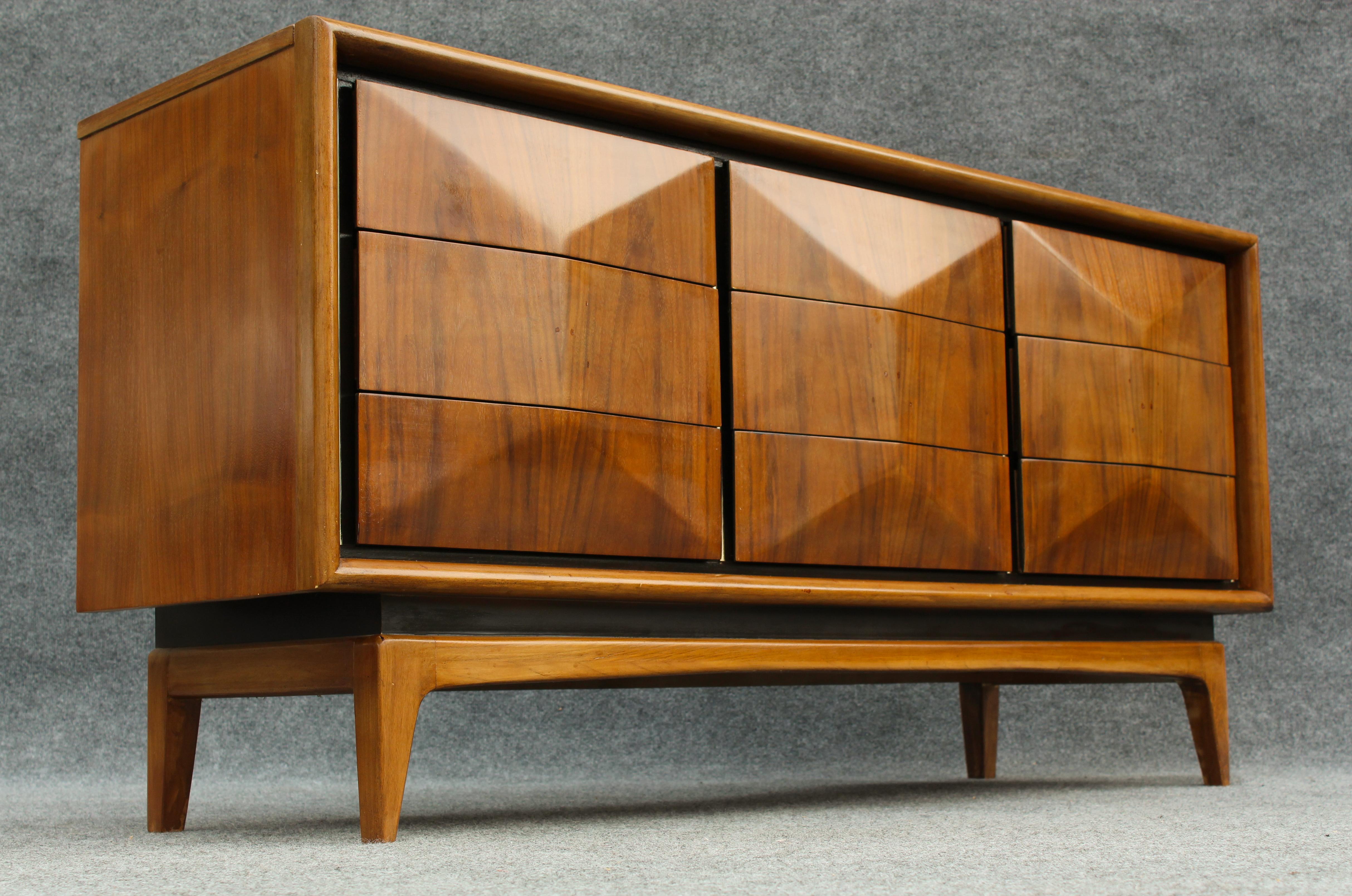 Expertisch restaurierte United Furniture Dreifach-Kommode aus Nussbaumholz mit 9 Schubladen, Diamanten, 1960er Jahre (Emailliert) im Angebot