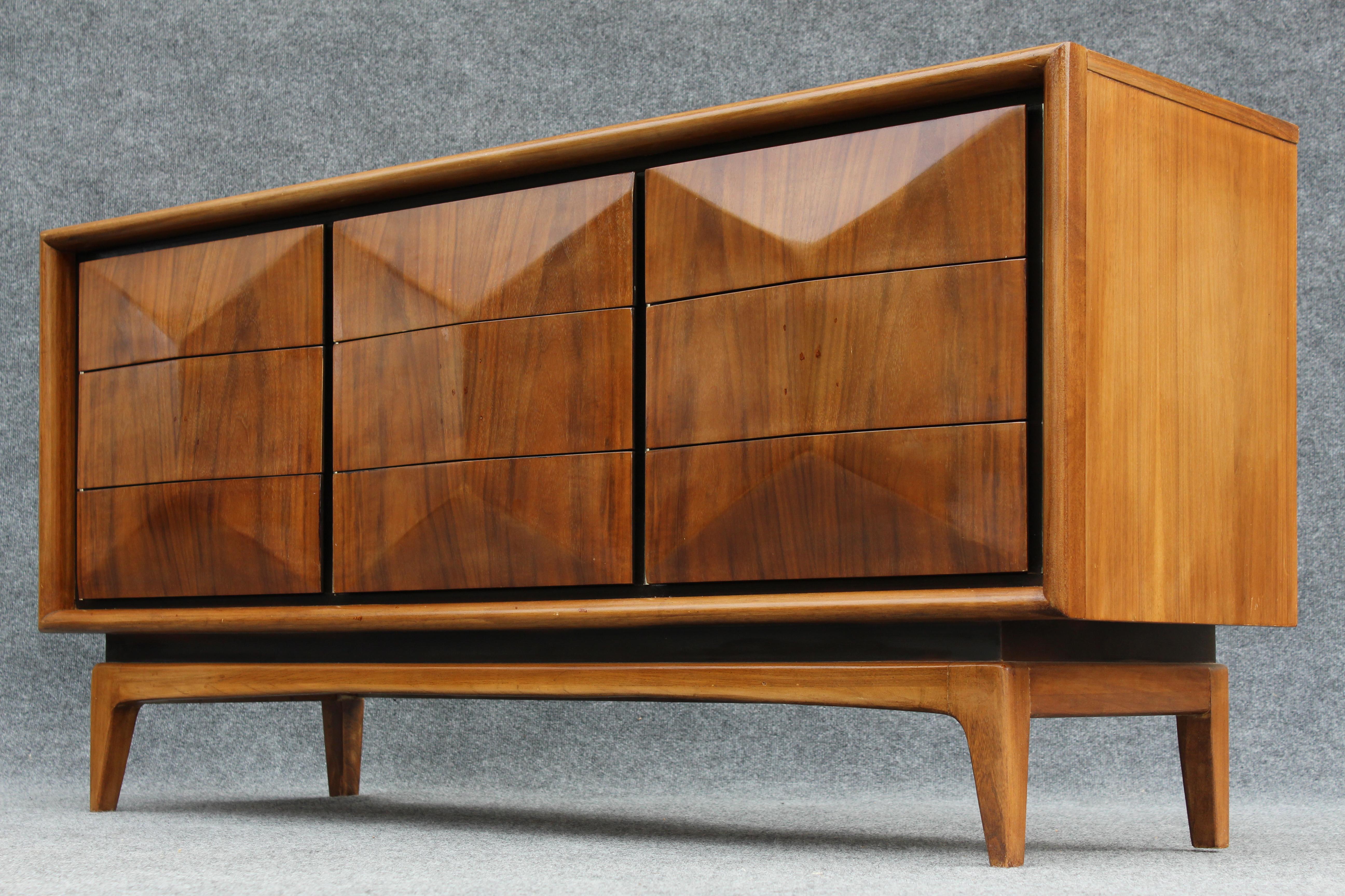 United Furniture Expertly Restored Triple Dresser 9 tiroirs en noyer Diamond 1960s Bon état - En vente à Philadelphia, PA