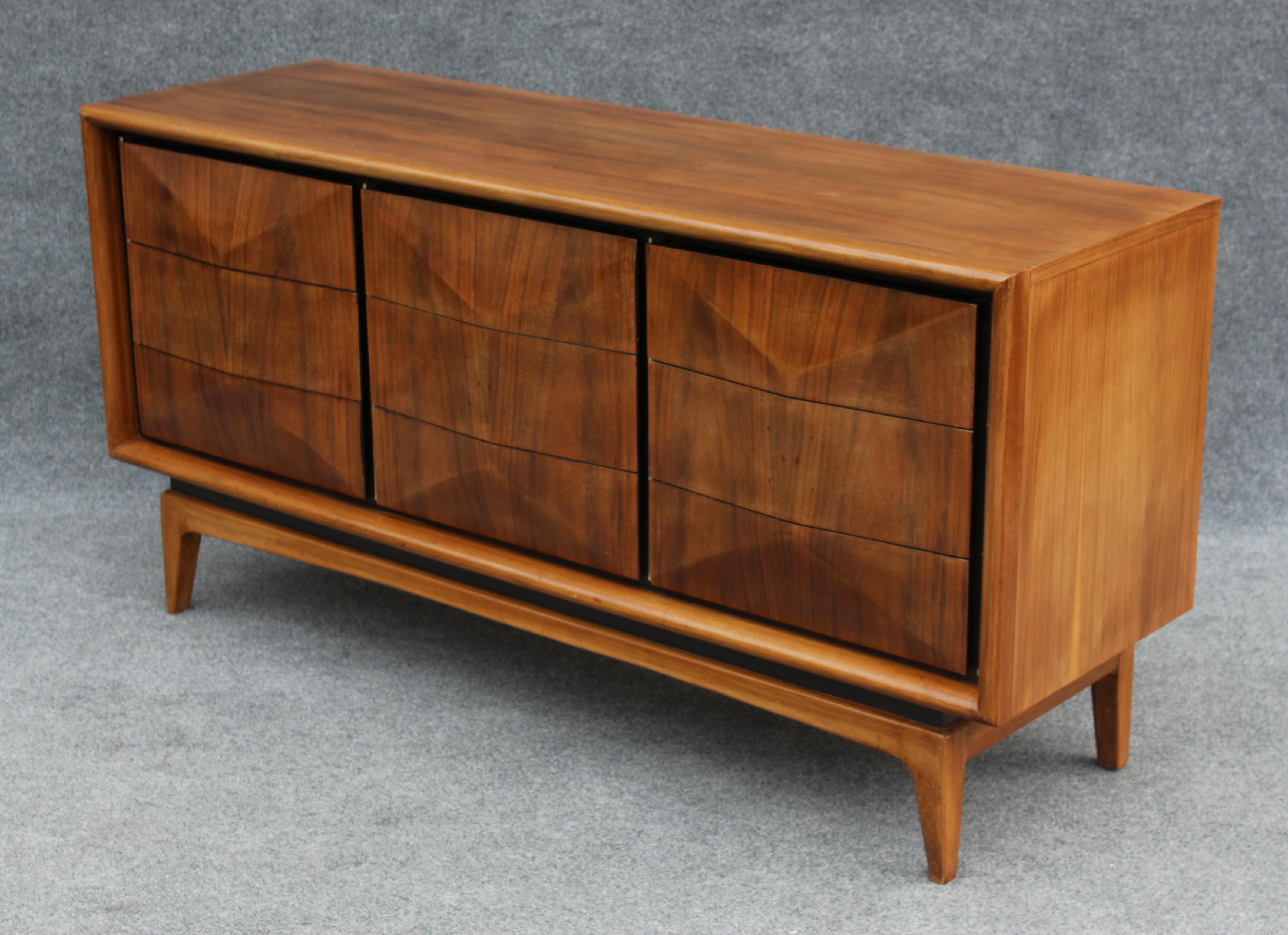 Expertisch restaurierte United Furniture Dreifach-Kommode aus Nussbaumholz mit 9 Schubladen, Diamanten, 1960er Jahre (Mitte des 20. Jahrhunderts) im Angebot