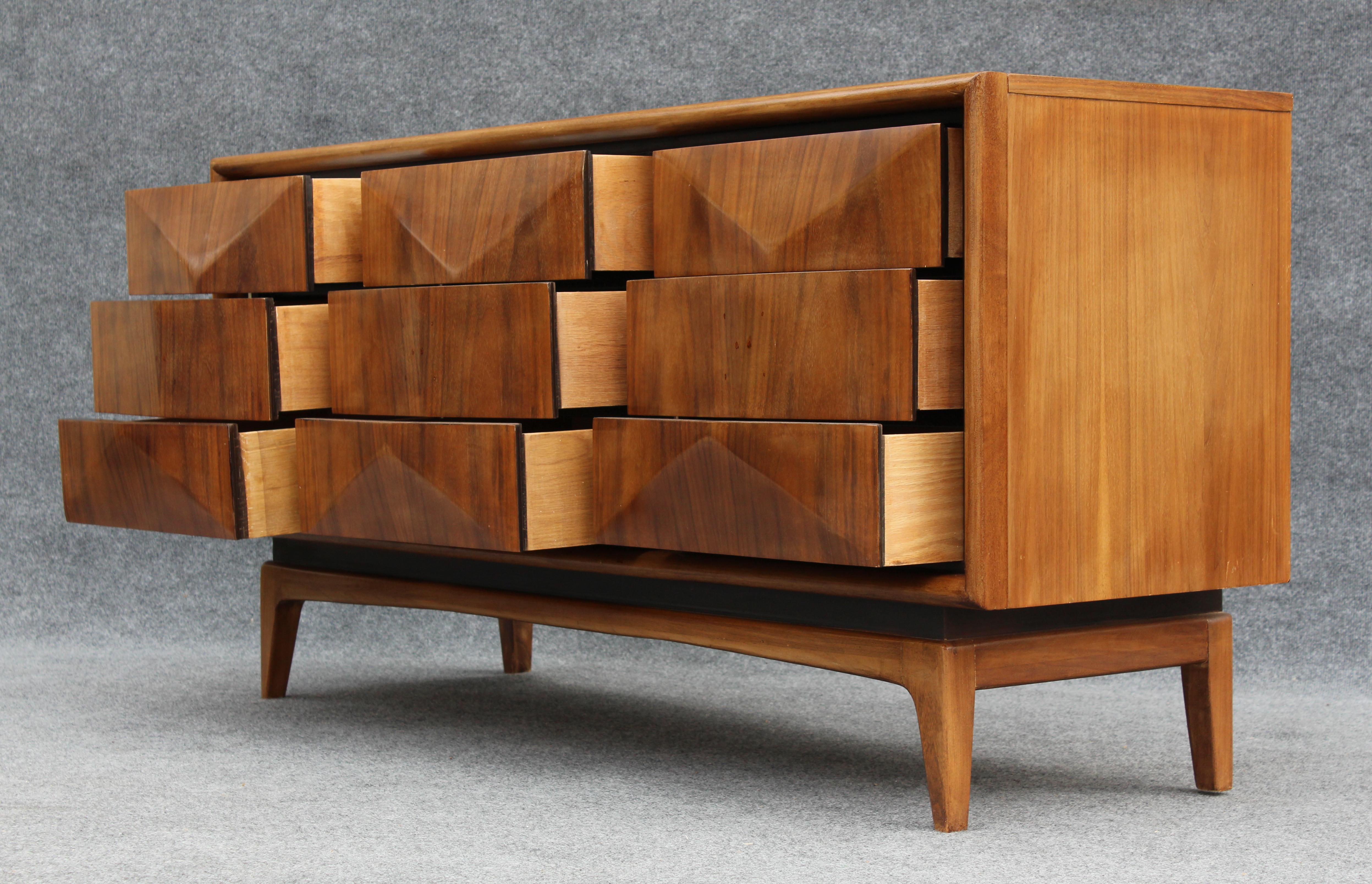 Expertisch restaurierte United Furniture Dreifach-Kommode aus Nussbaumholz mit 9 Schubladen, Diamanten, 1960er Jahre (Walnuss) im Angebot