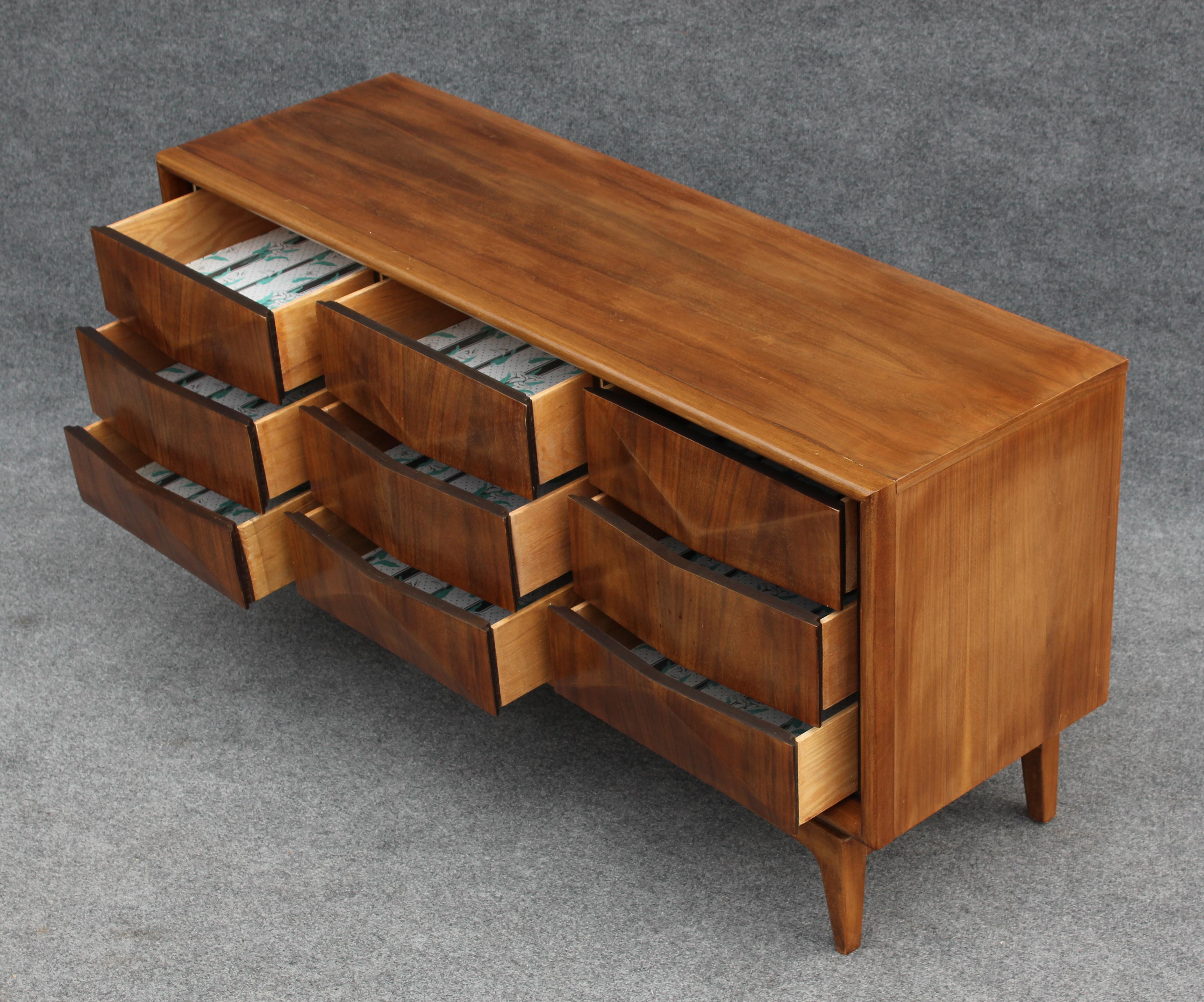 Expertisch restaurierte United Furniture Dreifach-Kommode aus Nussbaumholz mit 9 Schubladen, Diamanten, 1960er Jahre im Angebot 1
