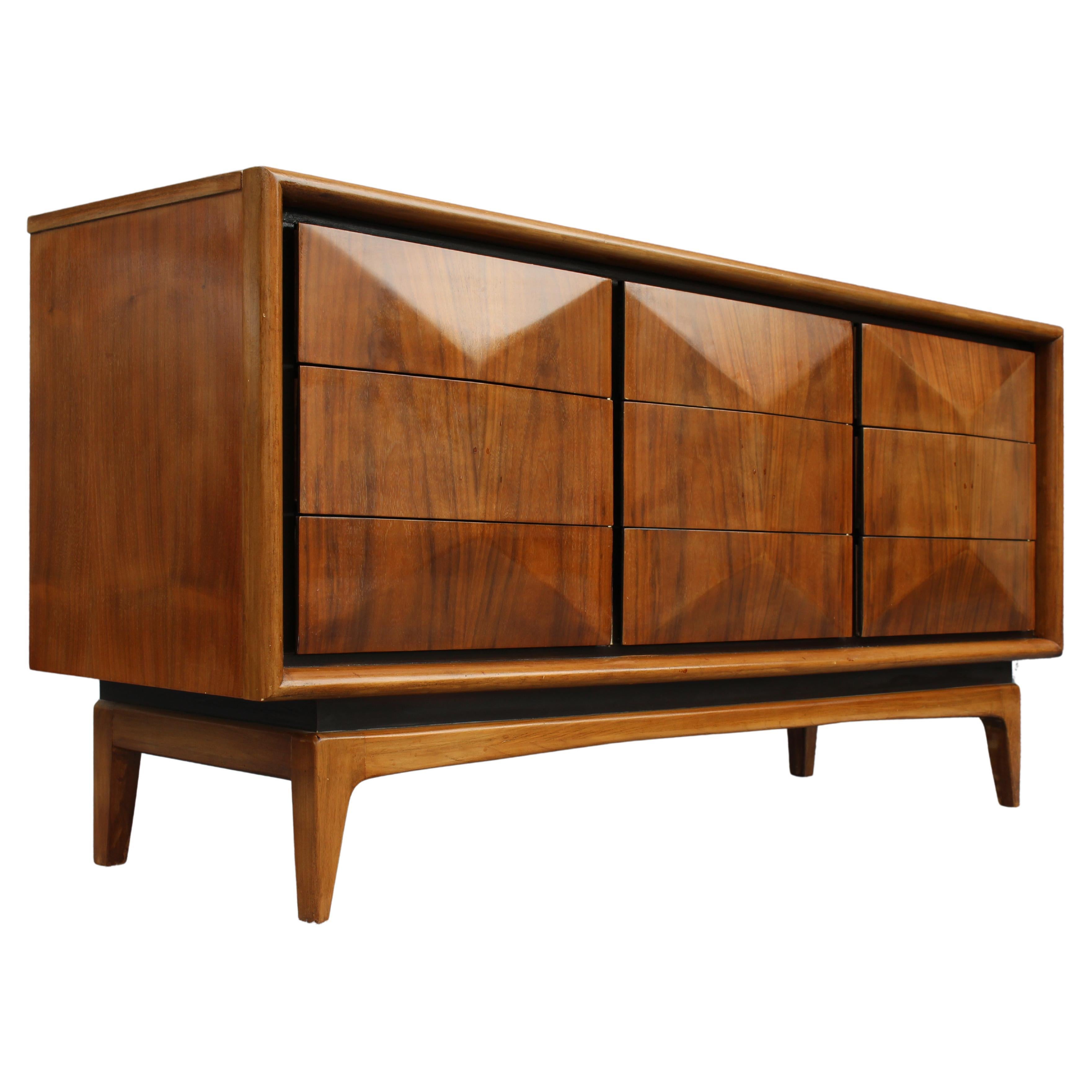 Expertisch restaurierte United Furniture Dreifach-Kommode aus Nussbaumholz mit 9 Schubladen, Diamanten, 1960er Jahre