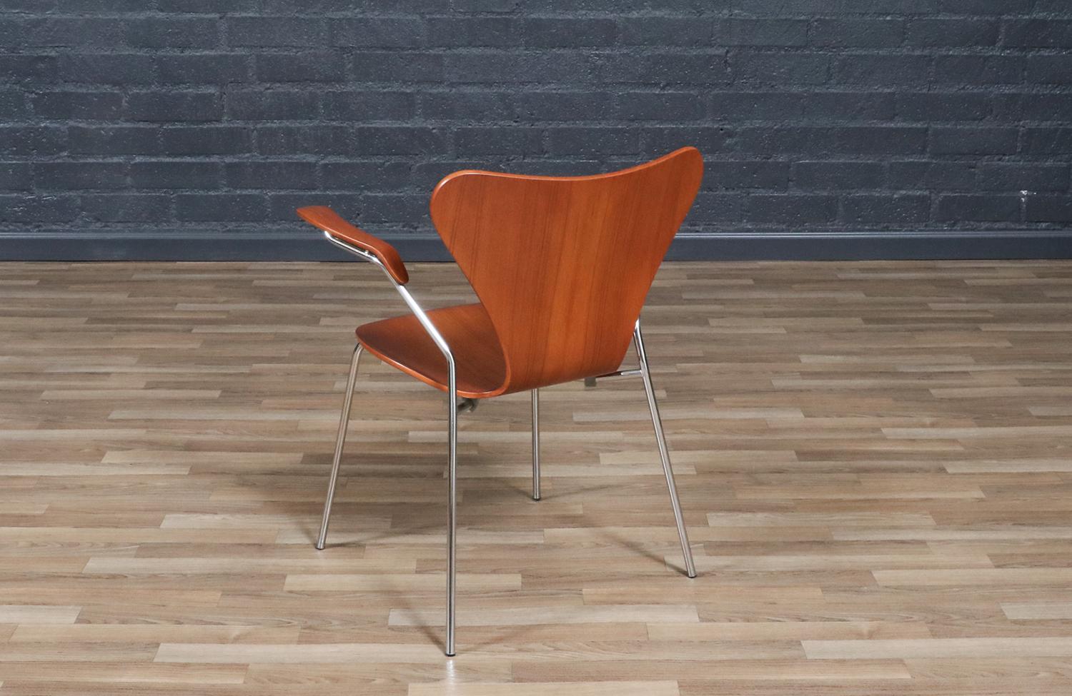 Mid-Century Modern Expertly Restored - Vintage Arne Jacobsen Series-7 Desk Chair for Fritz Hansen For Sale