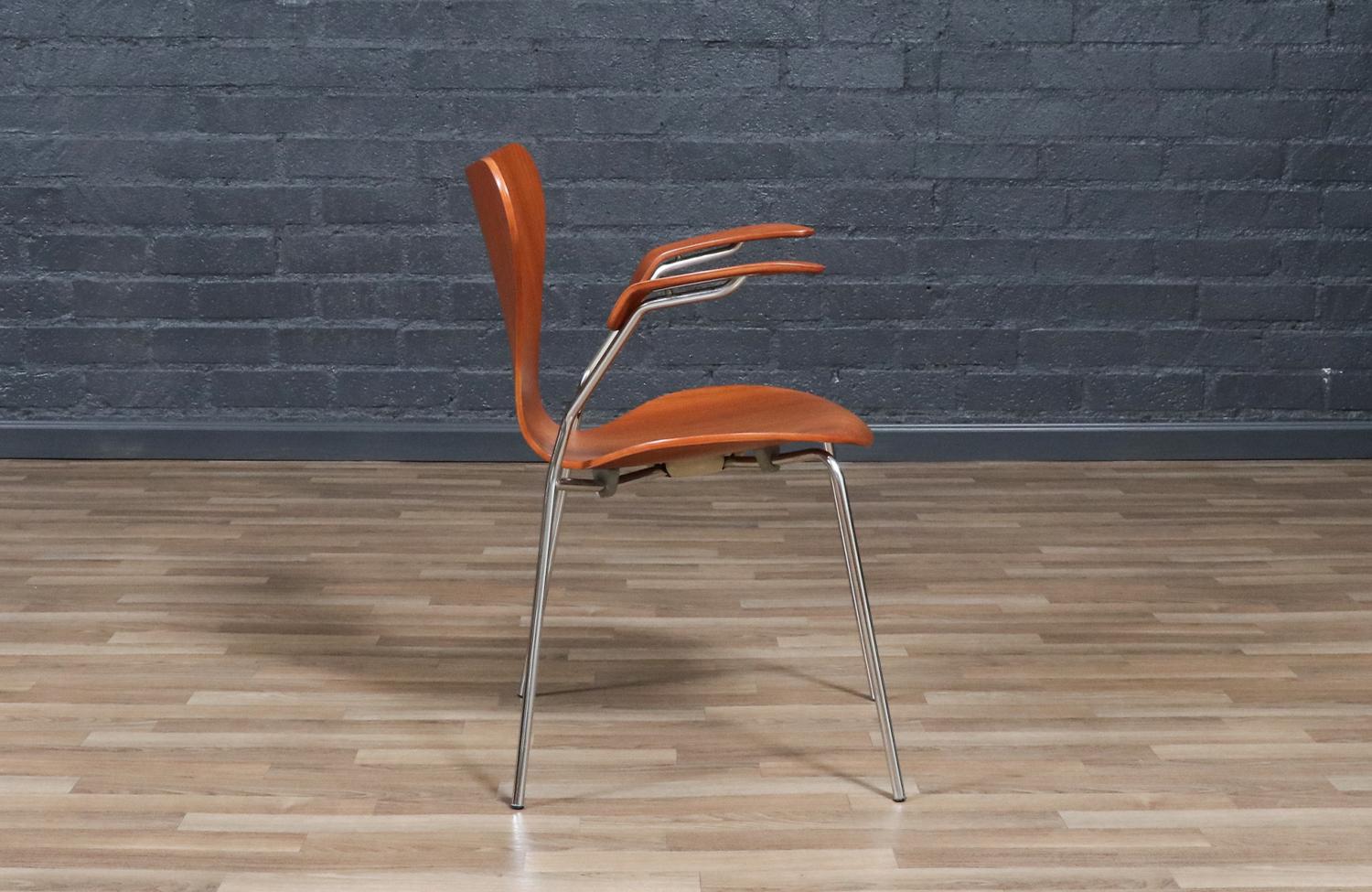 Danish Expertly Restored - Vintage Arne Jacobsen Series-7 Desk Chair for Fritz Hansen For Sale