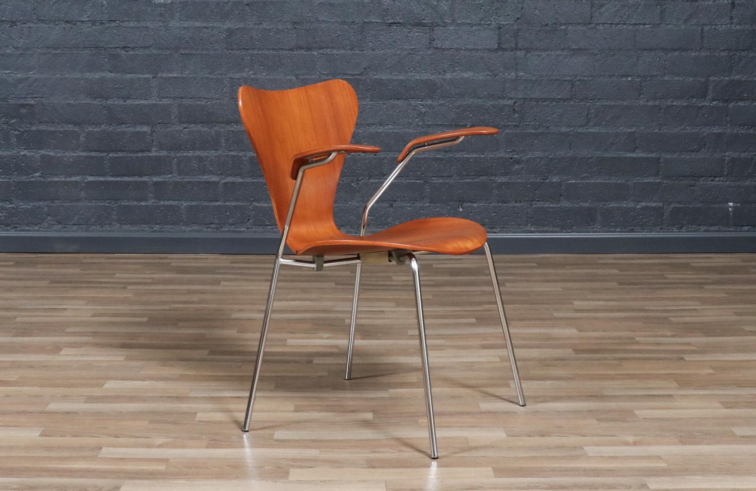 Expertly Restored - Vintage Arne Jacobsen Series-7 Desk Chair for Fritz Hansen In Excellent Condition For Sale In Los Angeles, CA
