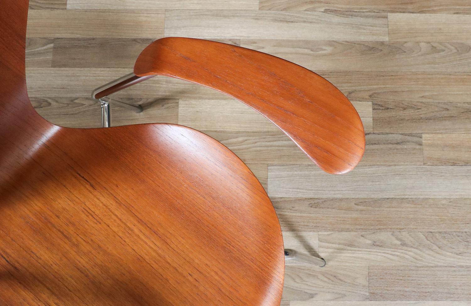 Steel Expertly Restored - Vintage Arne Jacobsen Series-7 Desk Chair for Fritz Hansen For Sale