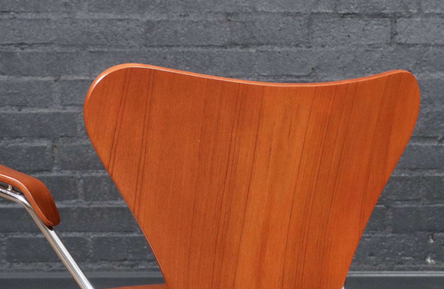 Expertly Restored - Vintage Arne Jacobsen Series-7 Desk Chair for Fritz Hansen For Sale 1
