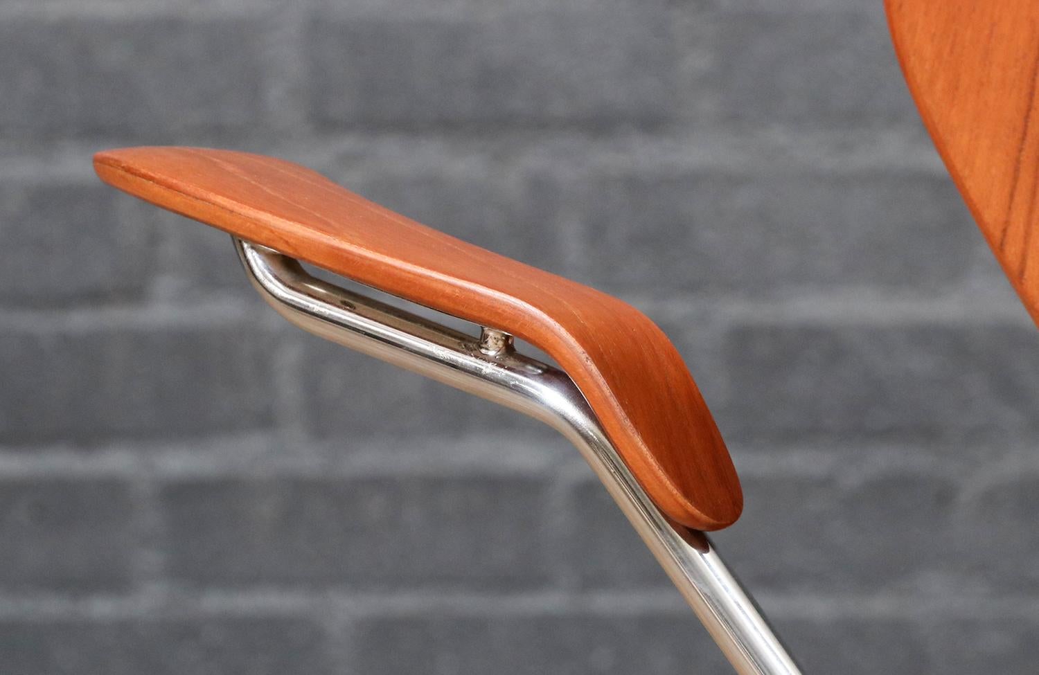 Expertly Restored - Vintage Arne Jacobsen Series-7 Desk Chair for Fritz Hansen For Sale 2