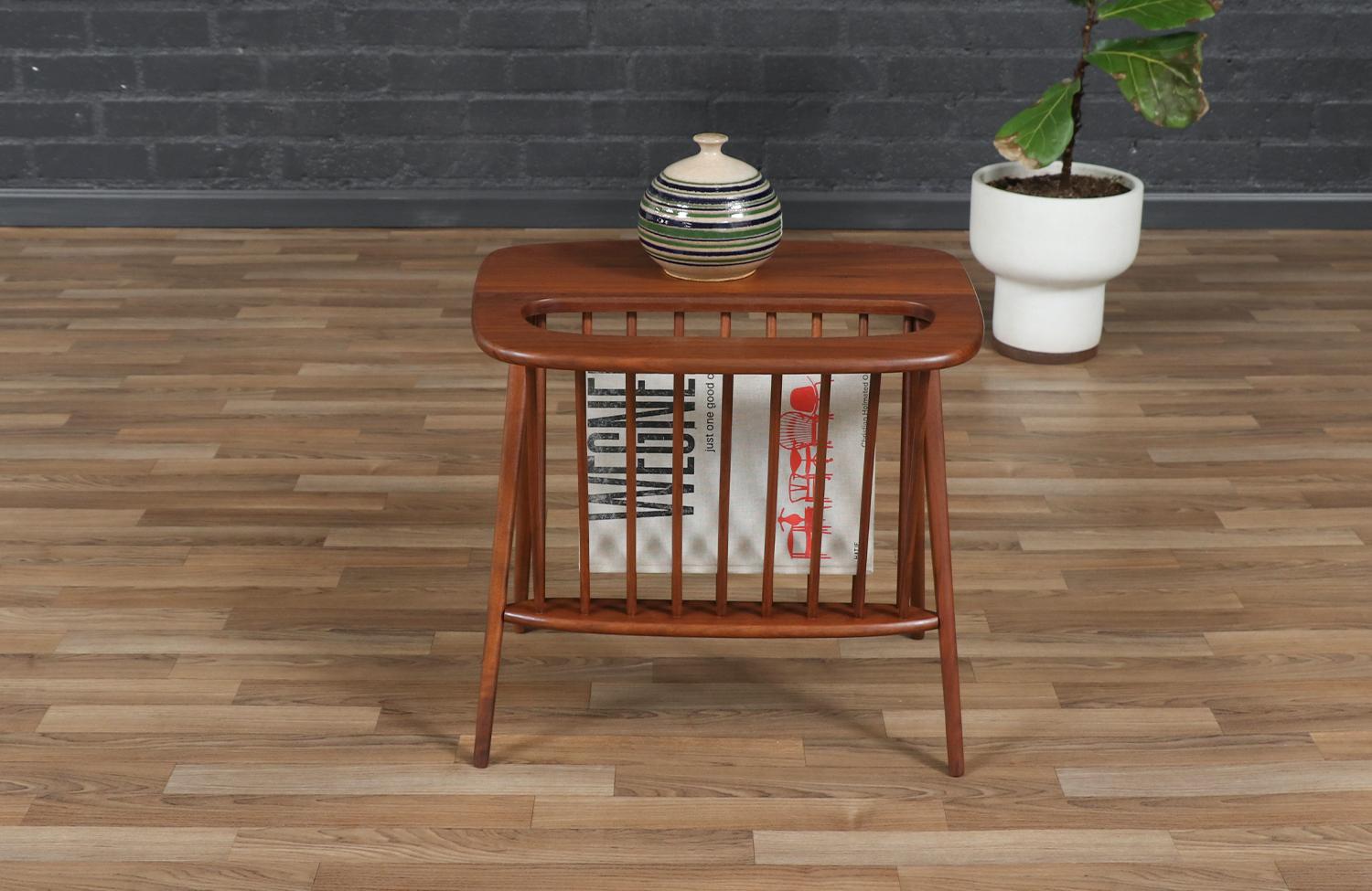 American Expertly Restored - Vintage Arthur Umanoff Spindle Side Table w/ Magazine Shelf For Sale