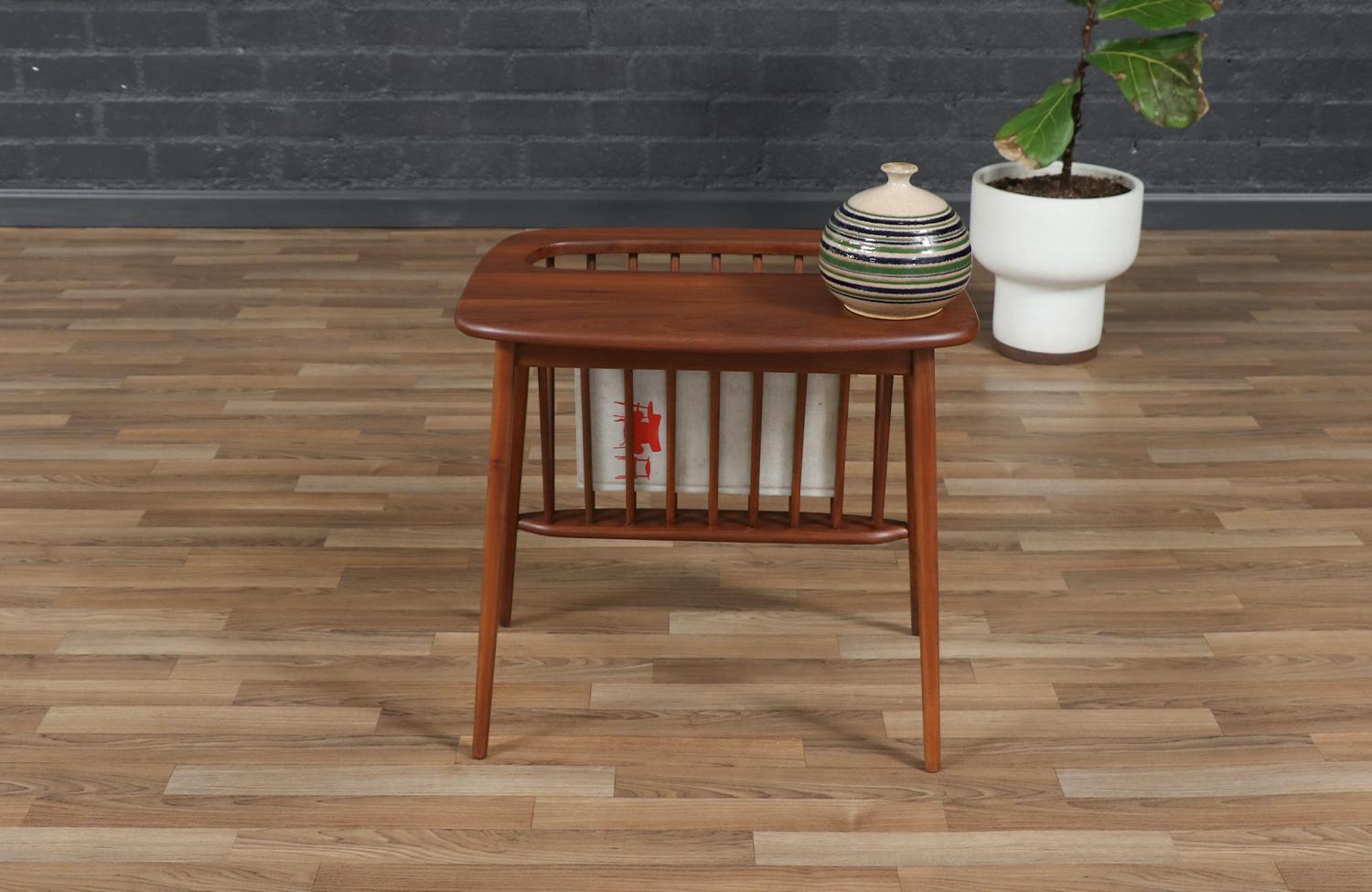 Expertly Restored - Vintage Arthur Umanoff Spindle Side Table w/ Magazine Shelf In Excellent Condition For Sale In Los Angeles, CA