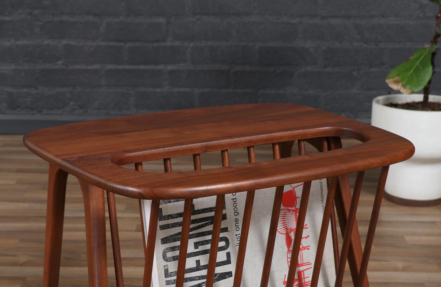 Wood Expertly Restored - Vintage Arthur Umanoff Spindle Side Table w/ Magazine Shelf For Sale