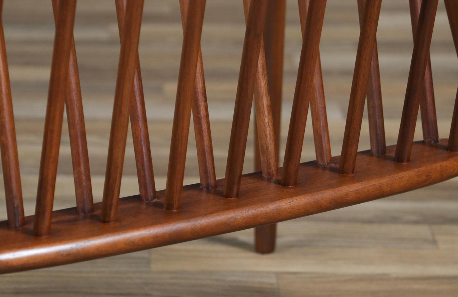 Expertly Restored - Vintage Arthur Umanoff Spindle Side Table w/ Magazine Shelf For Sale 2