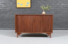 Fachmännisch restauriert – Vintage-Sideboard aus Kalifornien mit Rolltüren aus Walnussholz von Barzilay