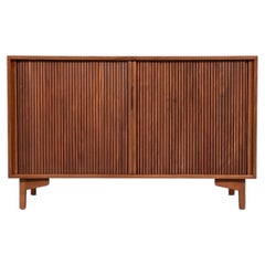 Restaurata con maestria - Credenza vintage californiana con ante a tamburo in noce, firmata Barzilay