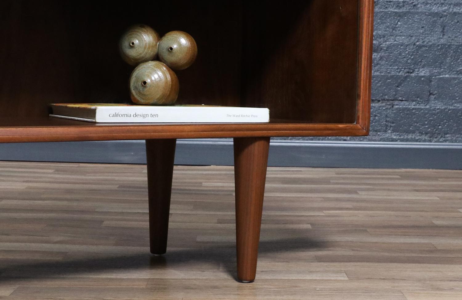 Expert en restauration - Bibliothèque vintage du milieu du siècle en noyer et verre en vente 2