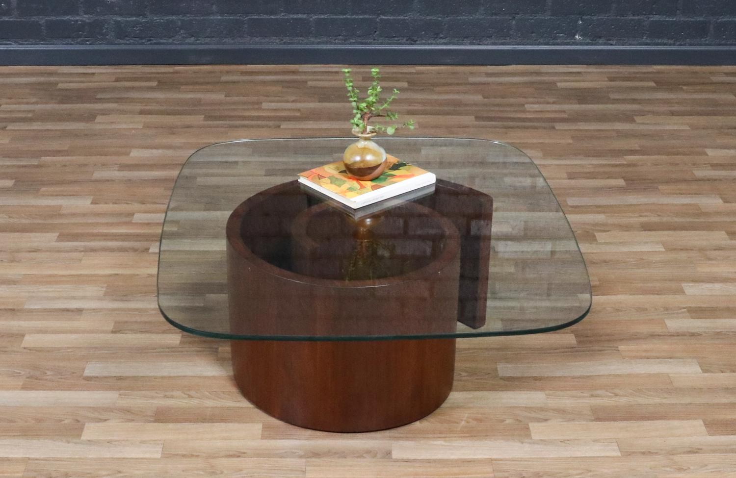 Expertly Restored - Vladimir Kagan “Snail” Walnut & Glass Coffee Table for Selig In Excellent Condition For Sale In Los Angeles, CA