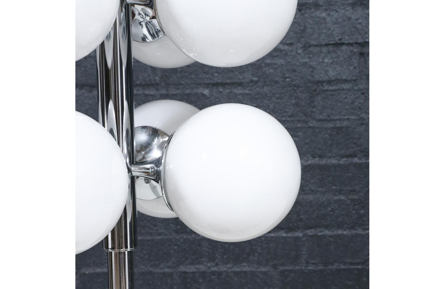 Expertly Restored - Wiring in Working Condition, Shows Minor Wear From Age For Sale 3