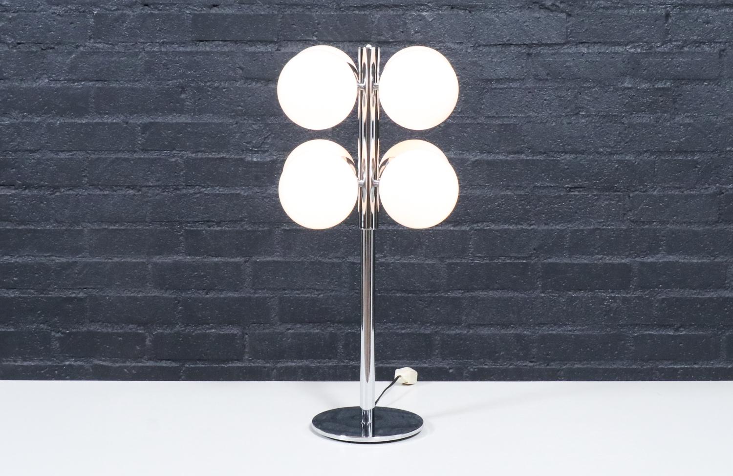 Mid-Century Modern Expertly Restored - Wiring in Working Condition, Shows Minor Wear From Age For Sale