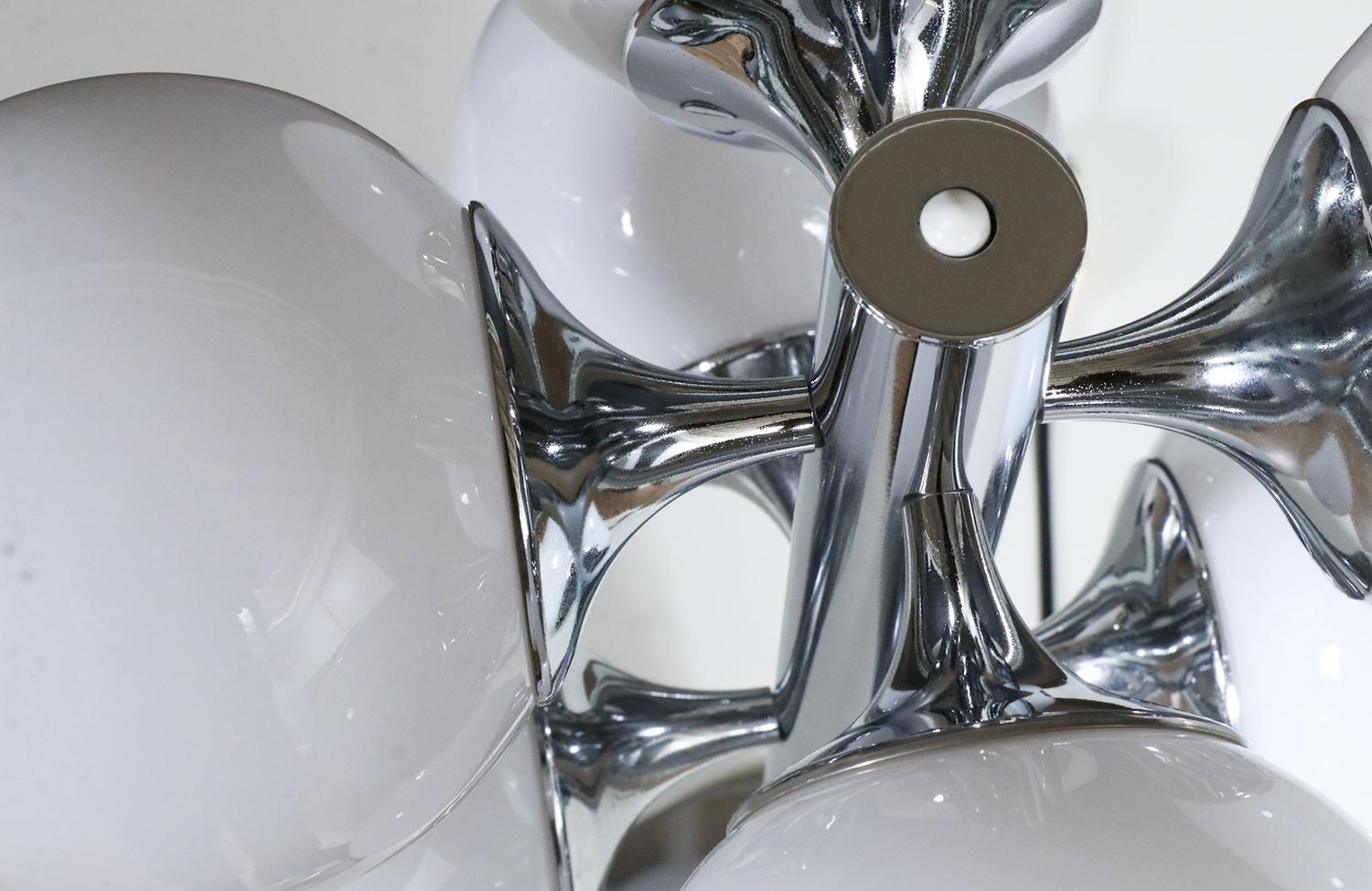 Expertly Restored - Wiring in Working Condition, Shows Minor Wear From Age In Excellent Condition For Sale In Los Angeles, CA