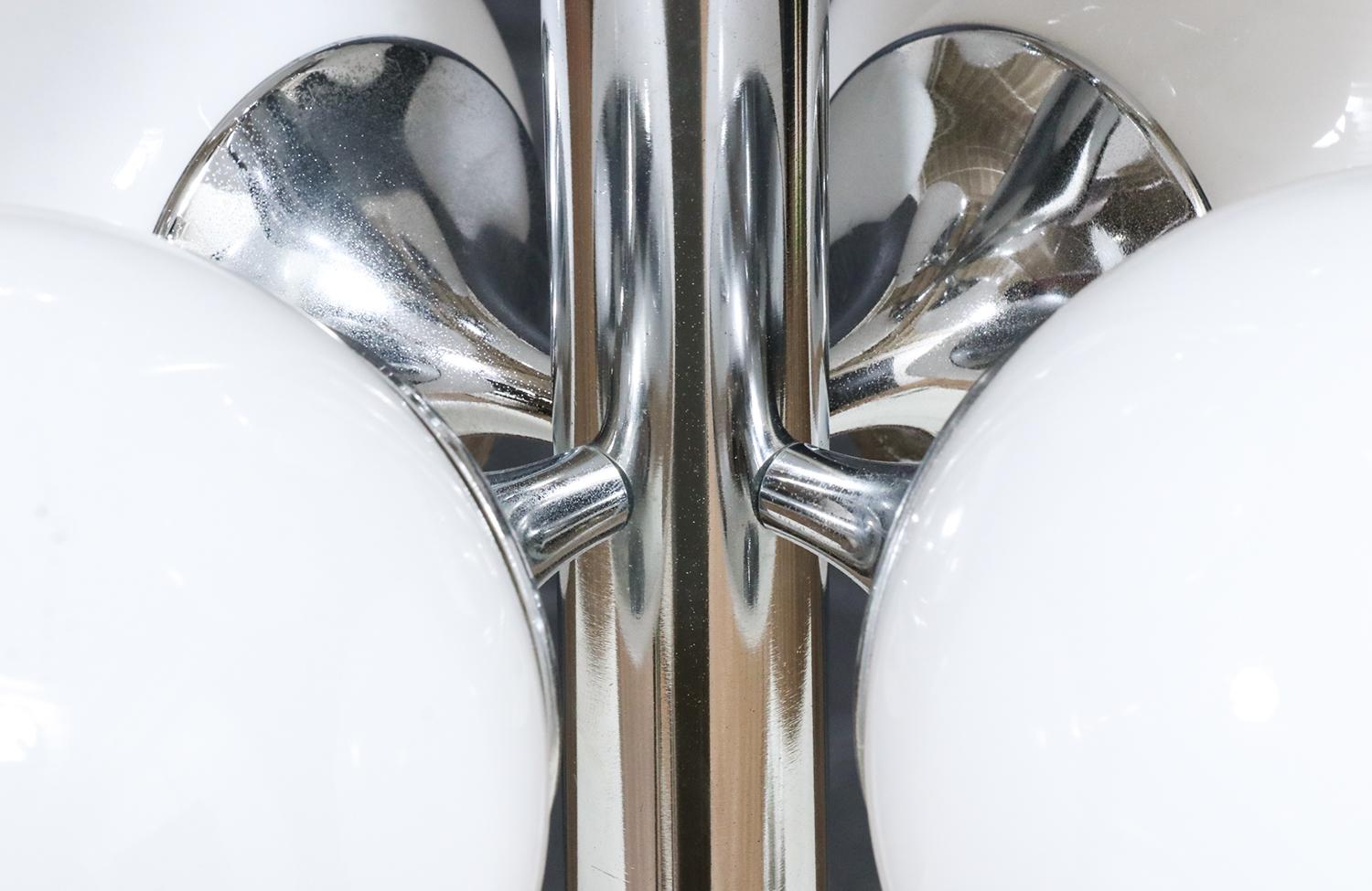 Late 20th Century Expertly Restored - Wiring in Working Condition, Shows Minor Wear From Age For Sale