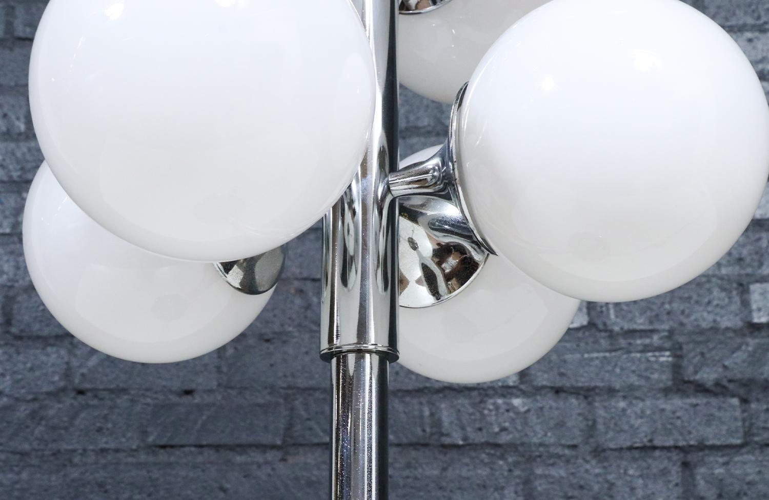 Chrome Expertly Restored - Wiring in Working Condition, Shows Minor Wear From Age For Sale