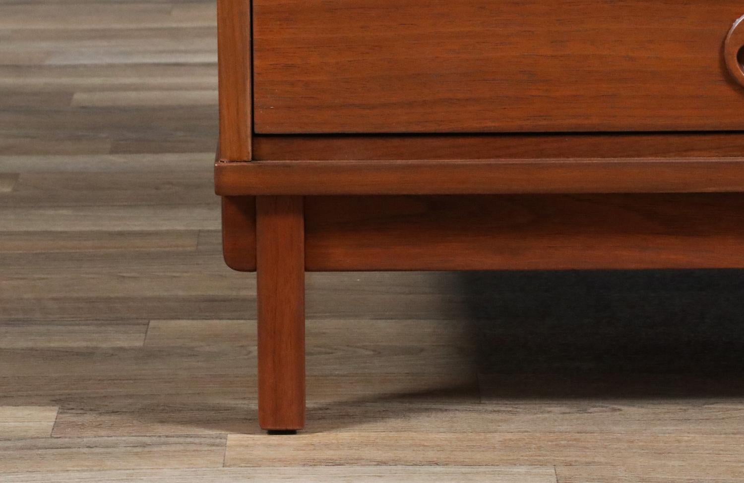 Fachmännisch restauriert - Yngve Ekström Model-507 Nussbaum-Nachtschränke für Dux im Angebot 3