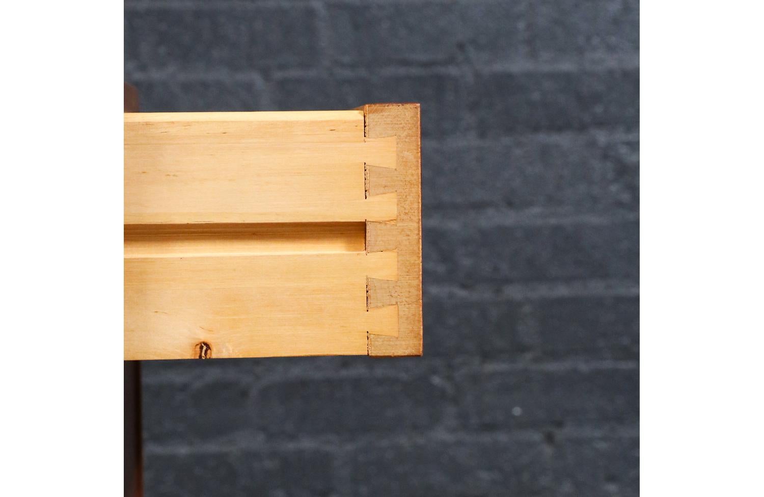 Fachmännisch restauriert - Yngve Ekström Model-507 Nussbaum-Nachtschränke für Dux im Angebot 4