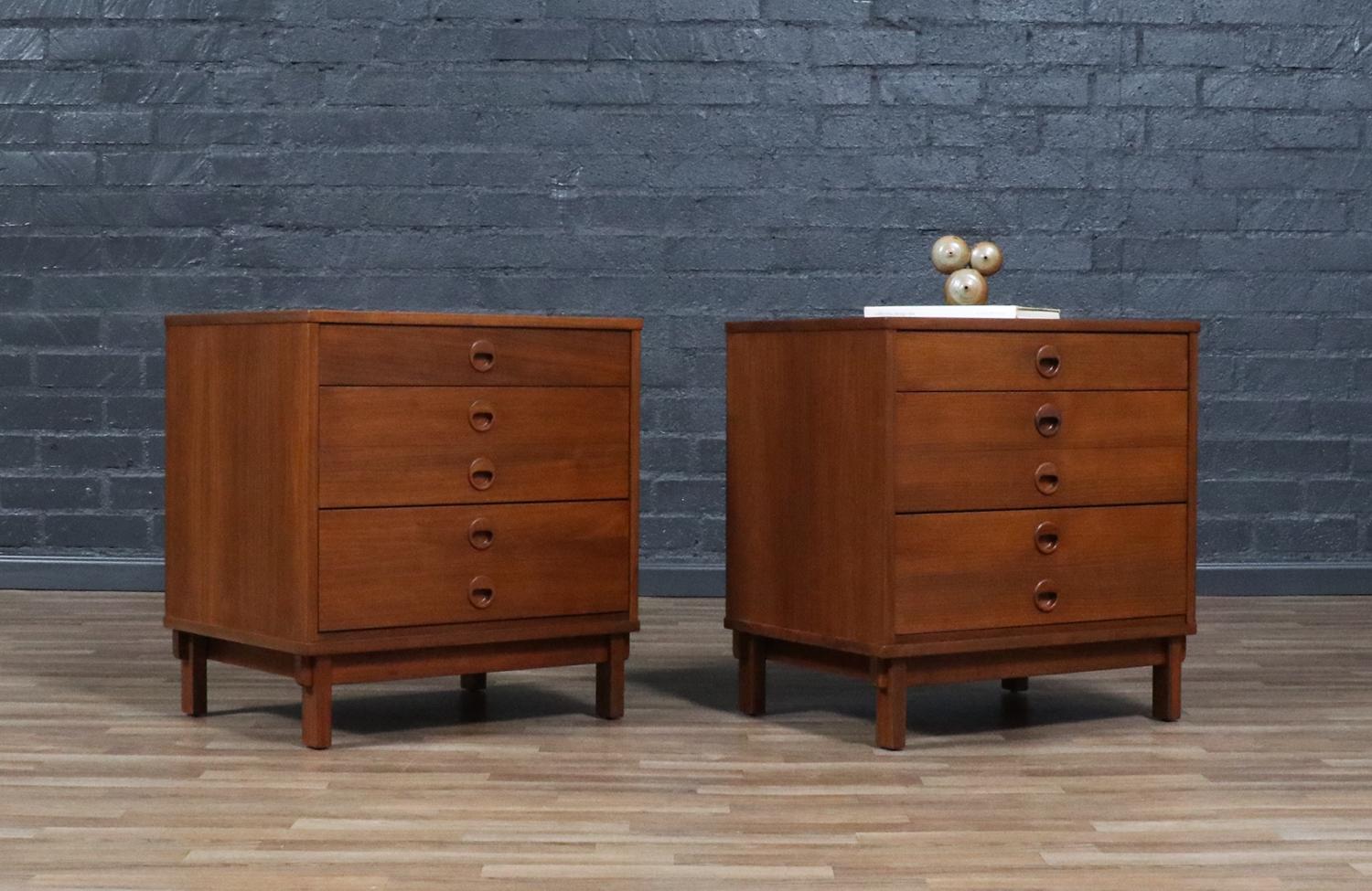 Fachmännisch restauriert - Yngve Ekström Model-507 Nussbaum-Nachtschränke für Dux (Skandinavische Moderne) im Angebot