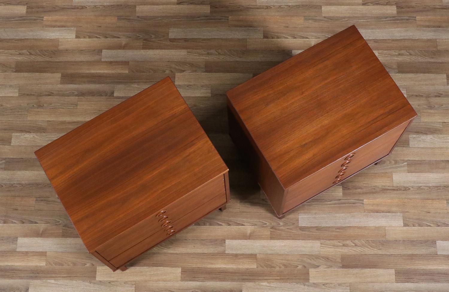 Fachmännisch restauriert - Yngve Ekström Model-507 Nussbaum-Nachtschränke für Dux (Mitte des 20. Jahrhunderts) im Angebot